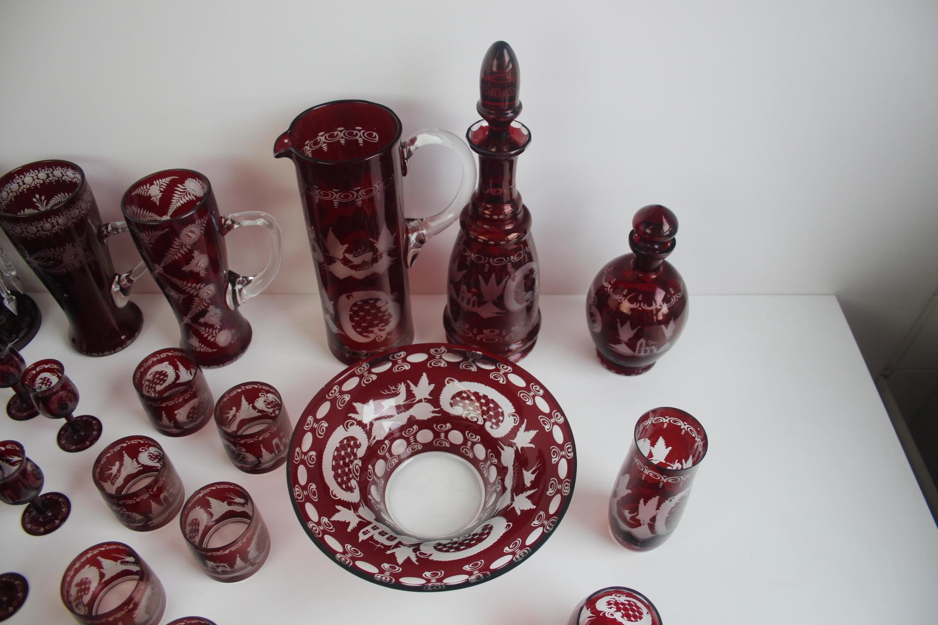 Milieu du XXe siècle Ensemble antique de 36 pièces en verre rouge rubis taillé Artistics, Egermann, années 1950. en vente