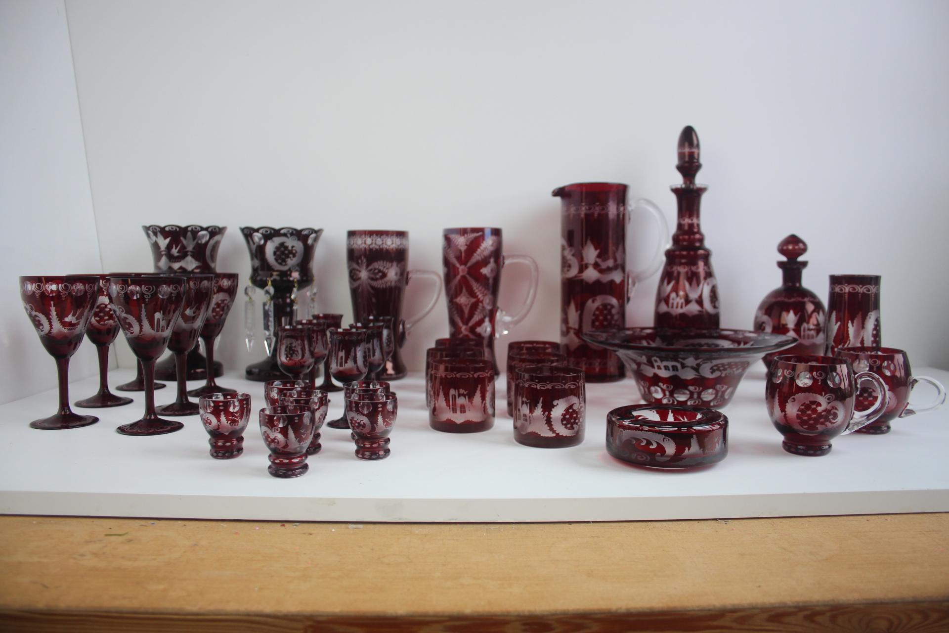 Ensemble antique de 36 pièces en verre rouge rubis taillé Artistics, Egermann, années 1950. en vente 2