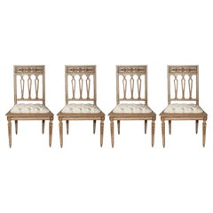 Ensemble ancien de 4 chaises florentines dorées et sculptées, retapissées avec de la soie argentée