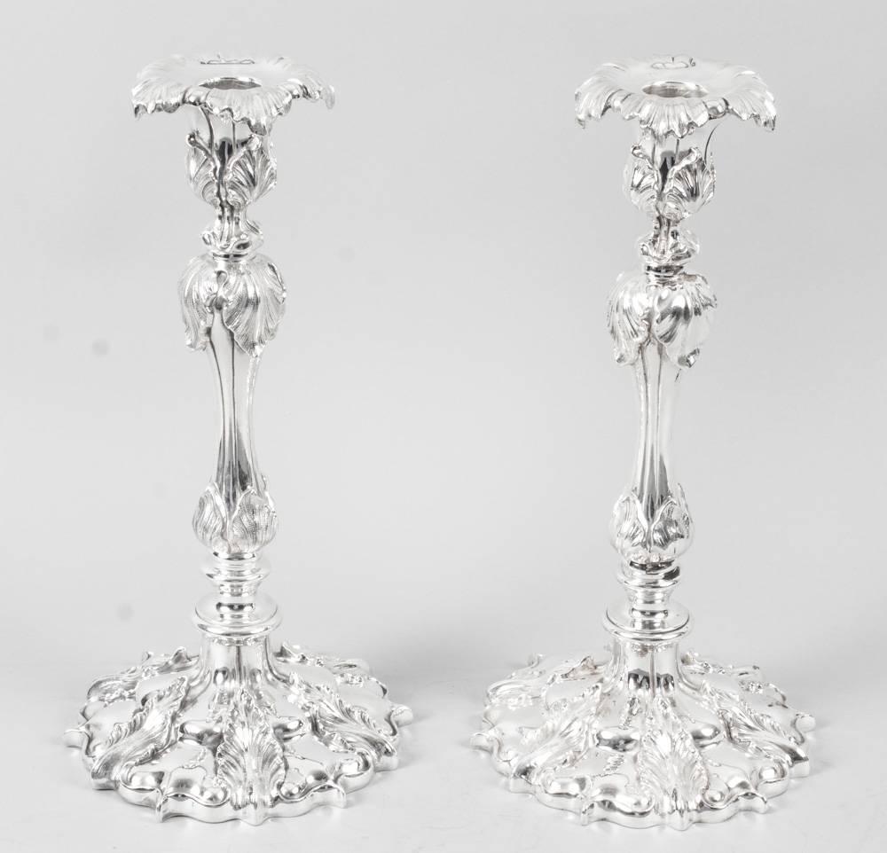 This is an exquisite and rare set of four antique English Victorian silver plated candlesticks bearing the makers mark of the renowned maker Elkington & Co., circa 1860 in date.
 
They feature a leaf-shaped capital, a knopped stem with bands of