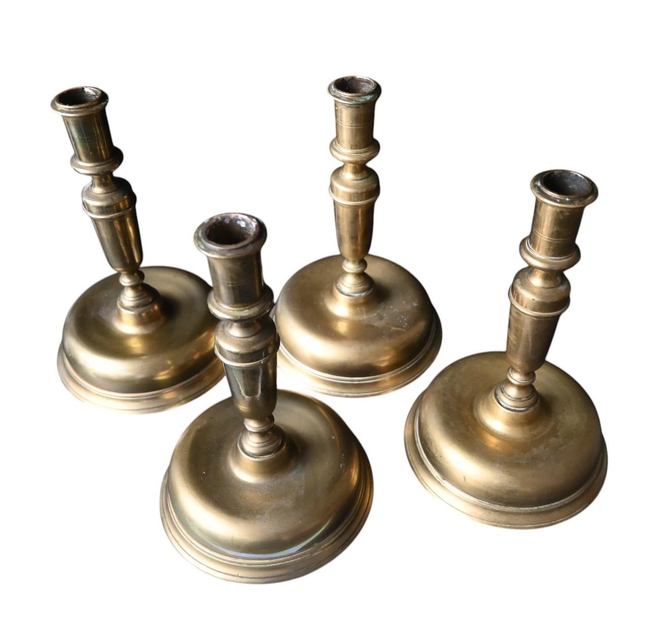 Un insolito set di 4 candelieri spagnoli abbinati del XVII secolo in ottone
Altezza 22.5 cm
Patina invecchiata
