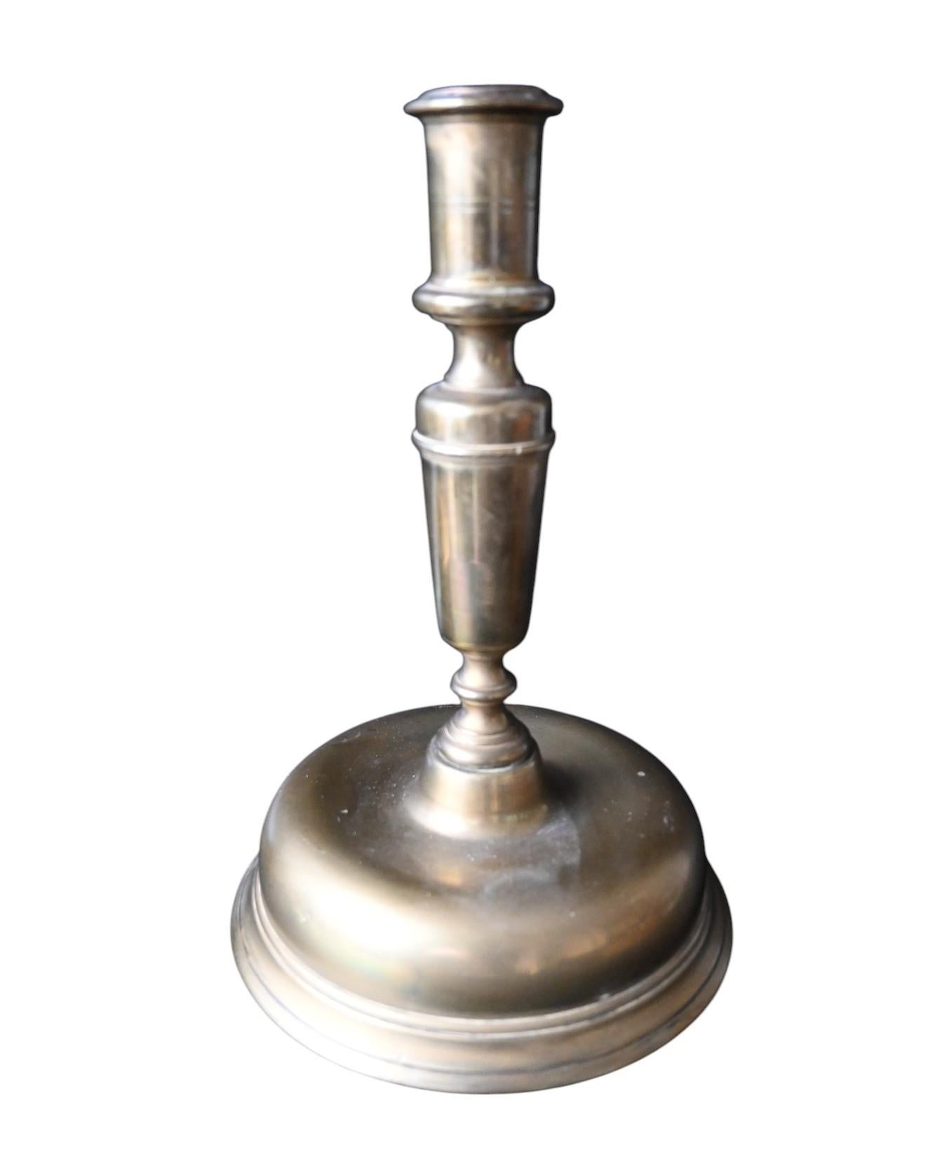 Rinascimento Antico set di 4 candelieri spagnoli in ottone del XVII secolo in vendita