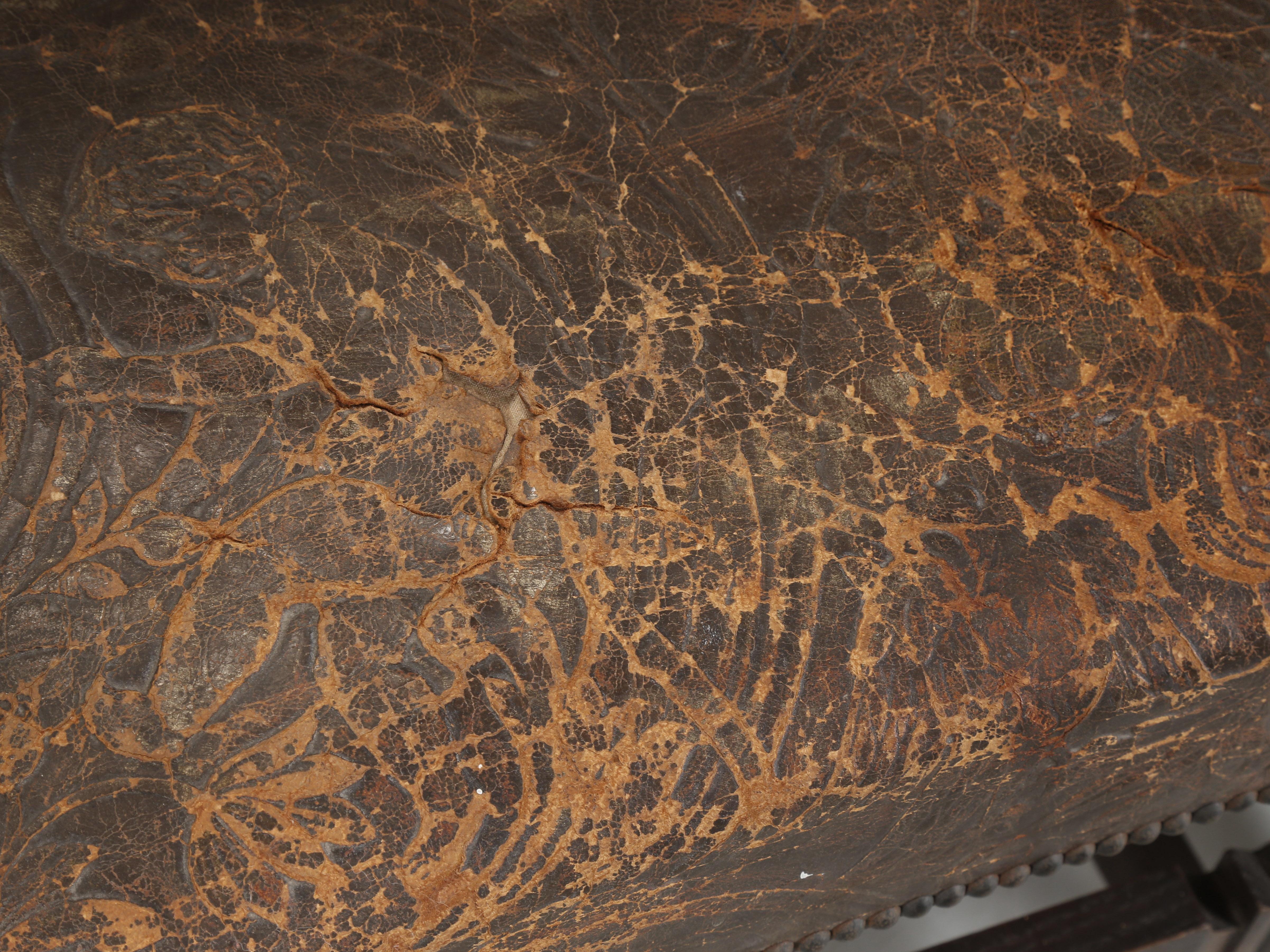 Antiker Satz (4) spanischer Esszimmerstühle aus bearbeitetem Leder, restauriert im Angebot 3