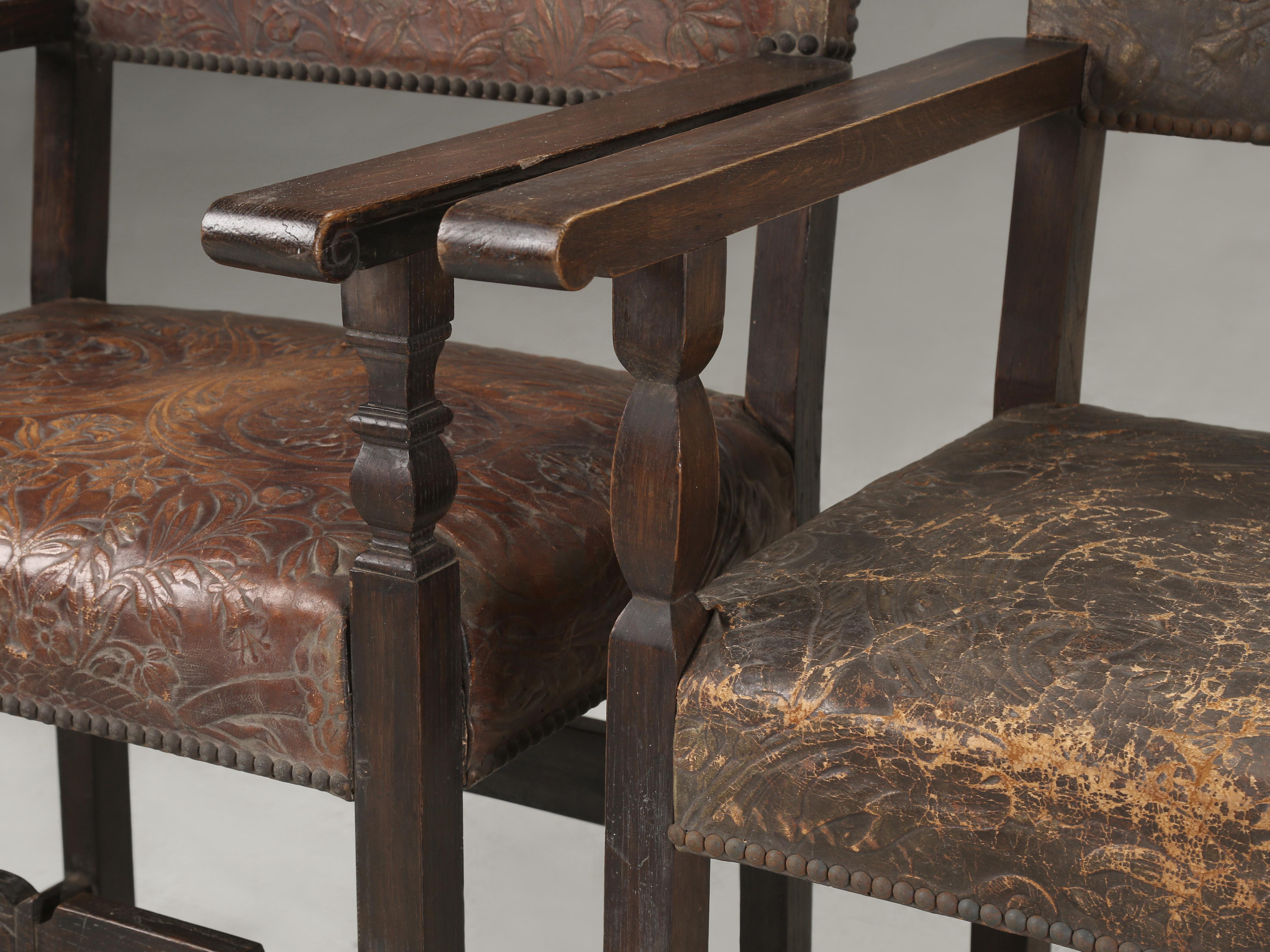 Antiker Satz (4) spanischer Esszimmerstühle aus bearbeitetem Leder, restauriert im Angebot 4