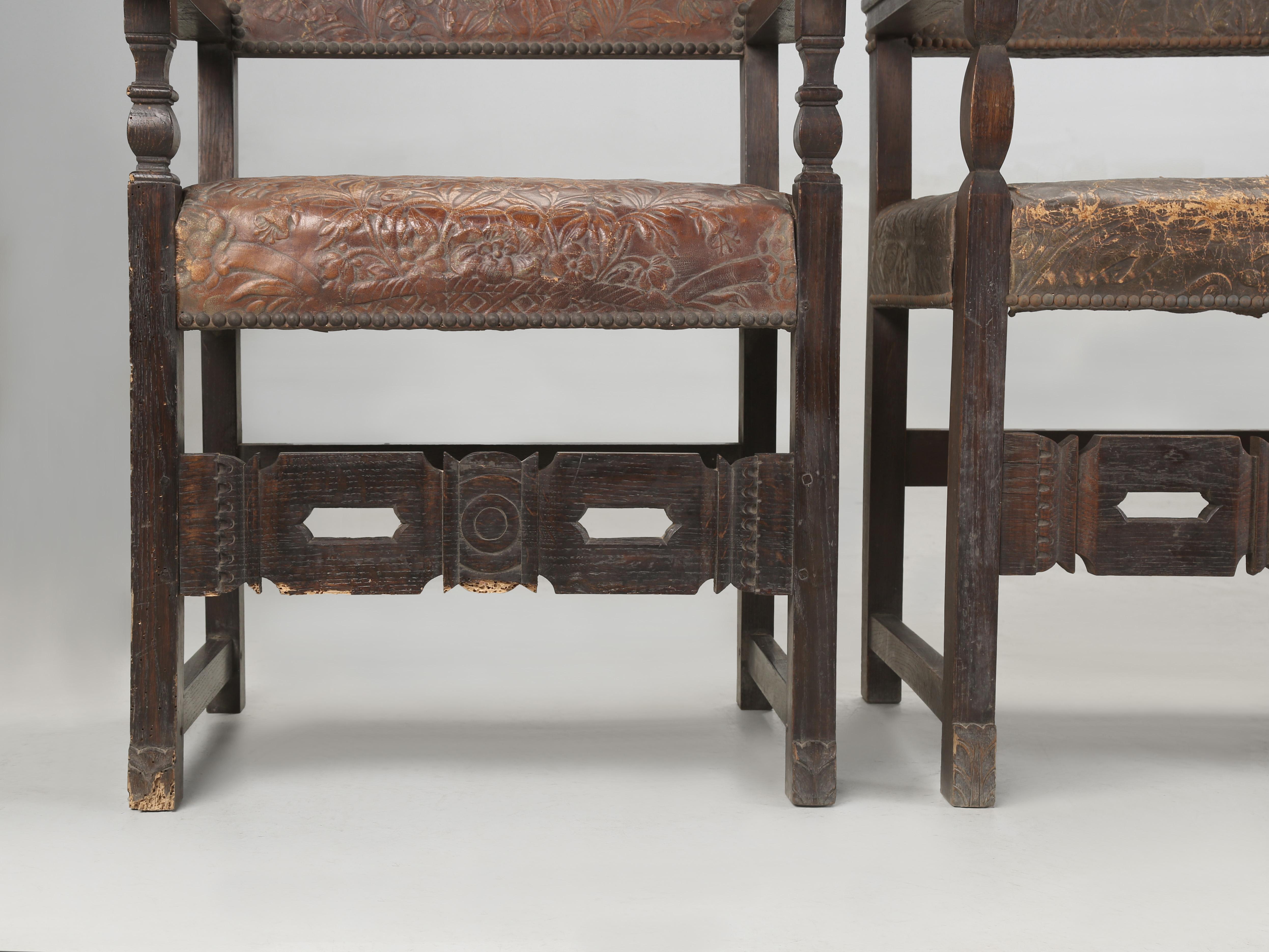 Antiker Satz (4) spanischer Esszimmerstühle aus bearbeitetem Leder, restauriert im Angebot 5