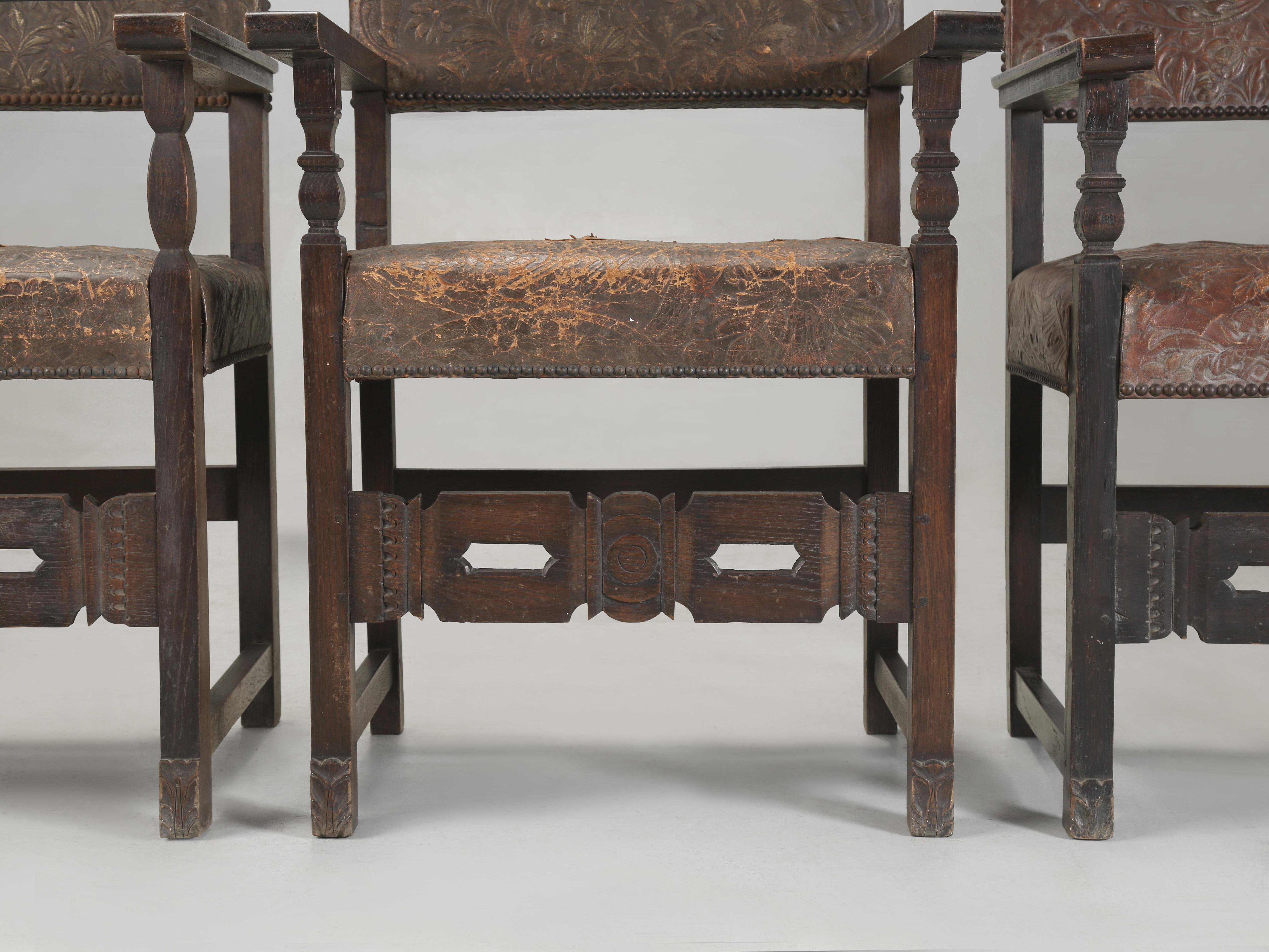 Antiker Satz (4) spanischer Esszimmerstühle aus bearbeitetem Leder, restauriert im Angebot 6