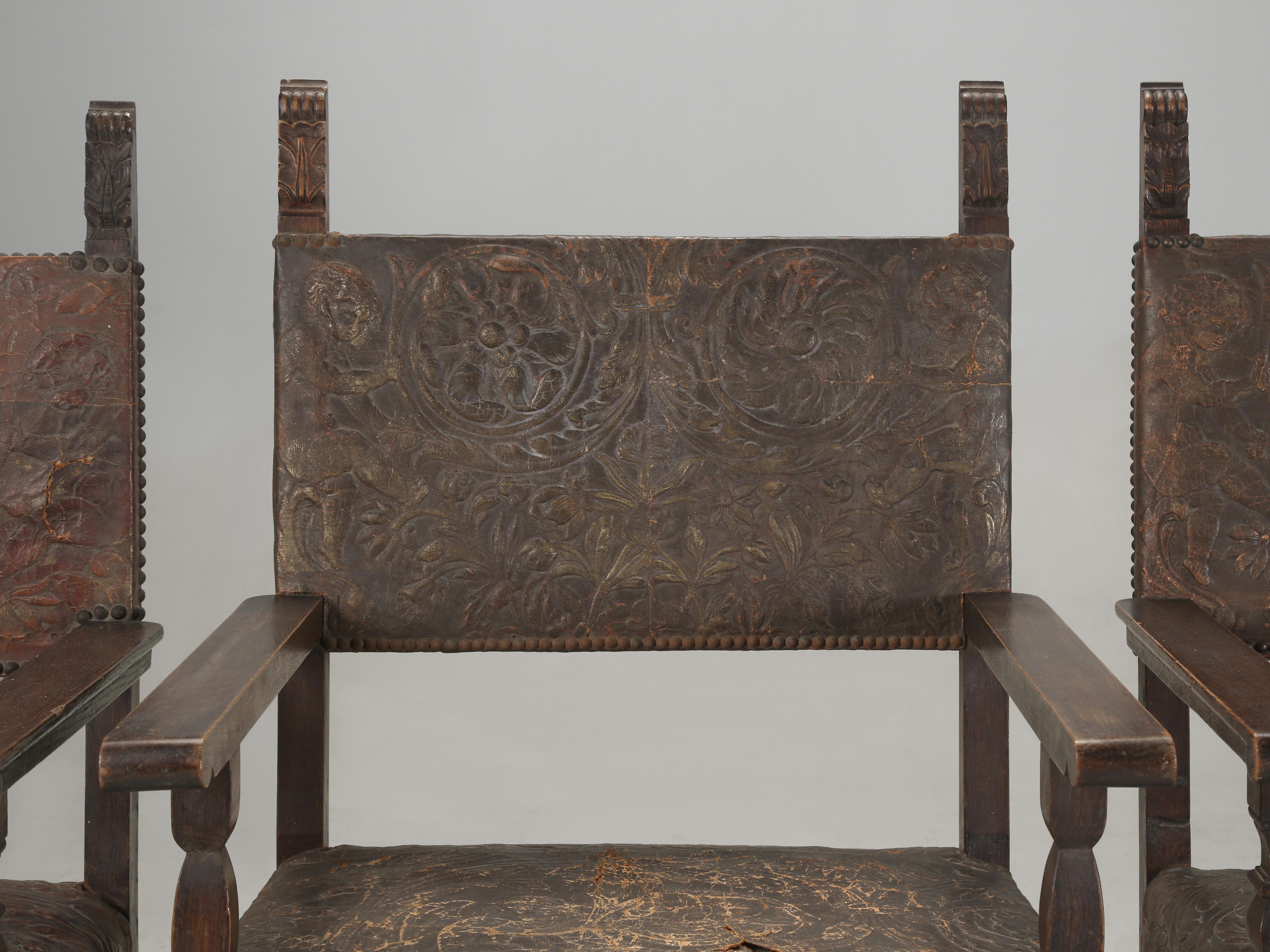 Antiker Satz (4) spanischer Esszimmerstühle aus bearbeitetem Leder, restauriert (Spanisch Kolonial) im Angebot