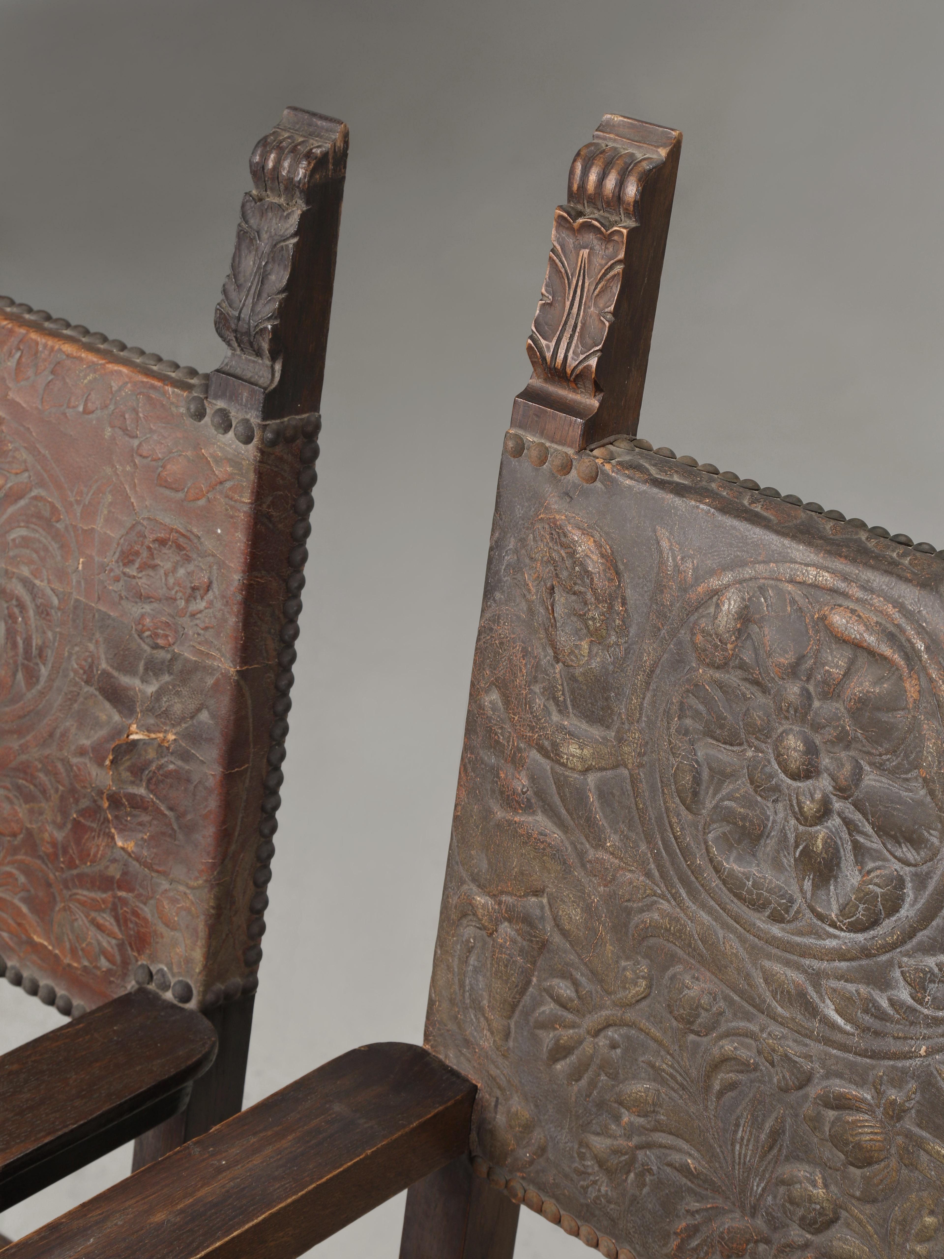 Antiker Satz (4) spanischer Esszimmerstühle aus bearbeitetem Leder, restauriert (Spanisch) im Angebot