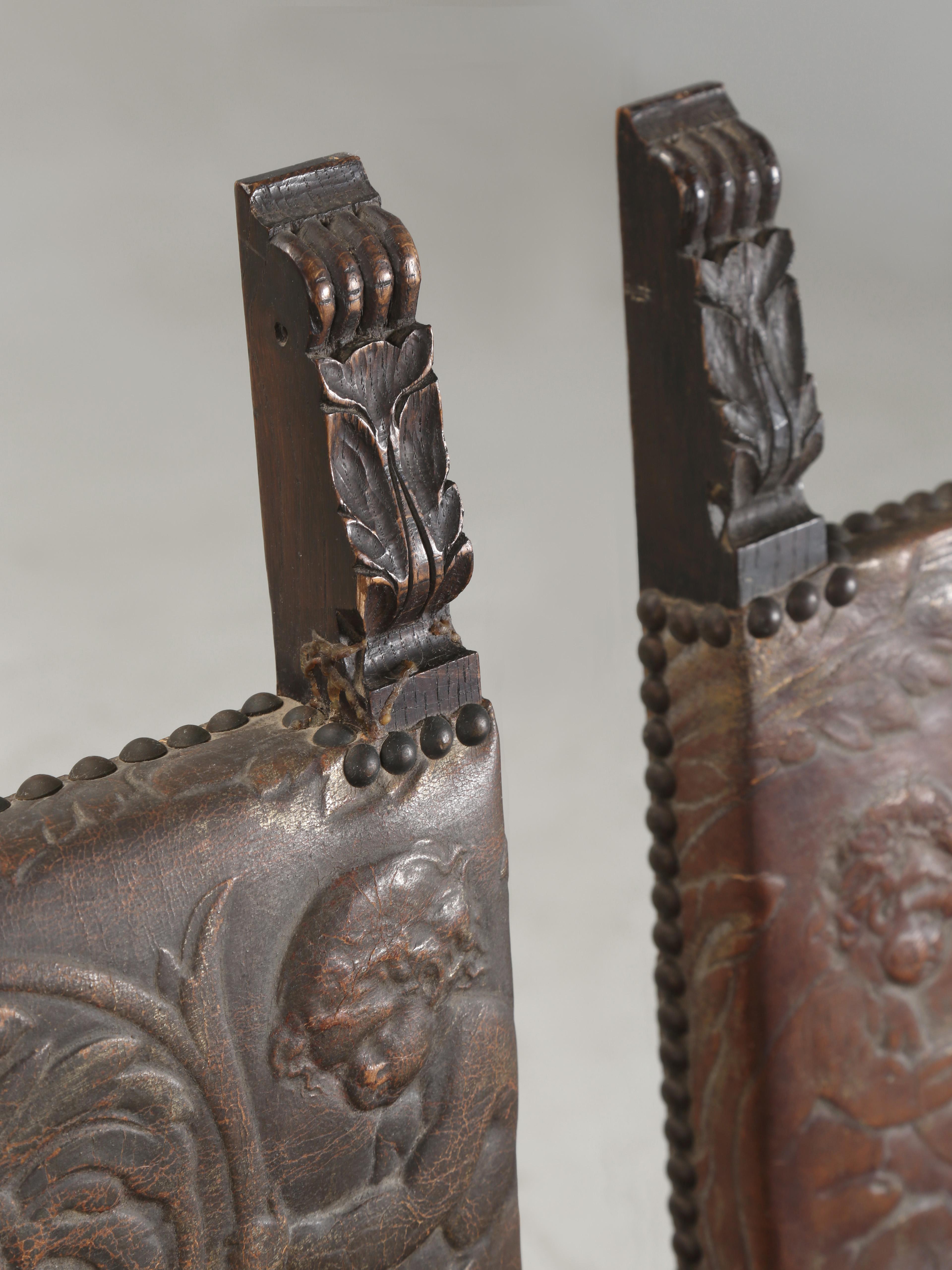 Antiker Satz (4) spanischer Esszimmerstühle aus bearbeitetem Leder, restauriert (Handgeschnitzt) im Angebot