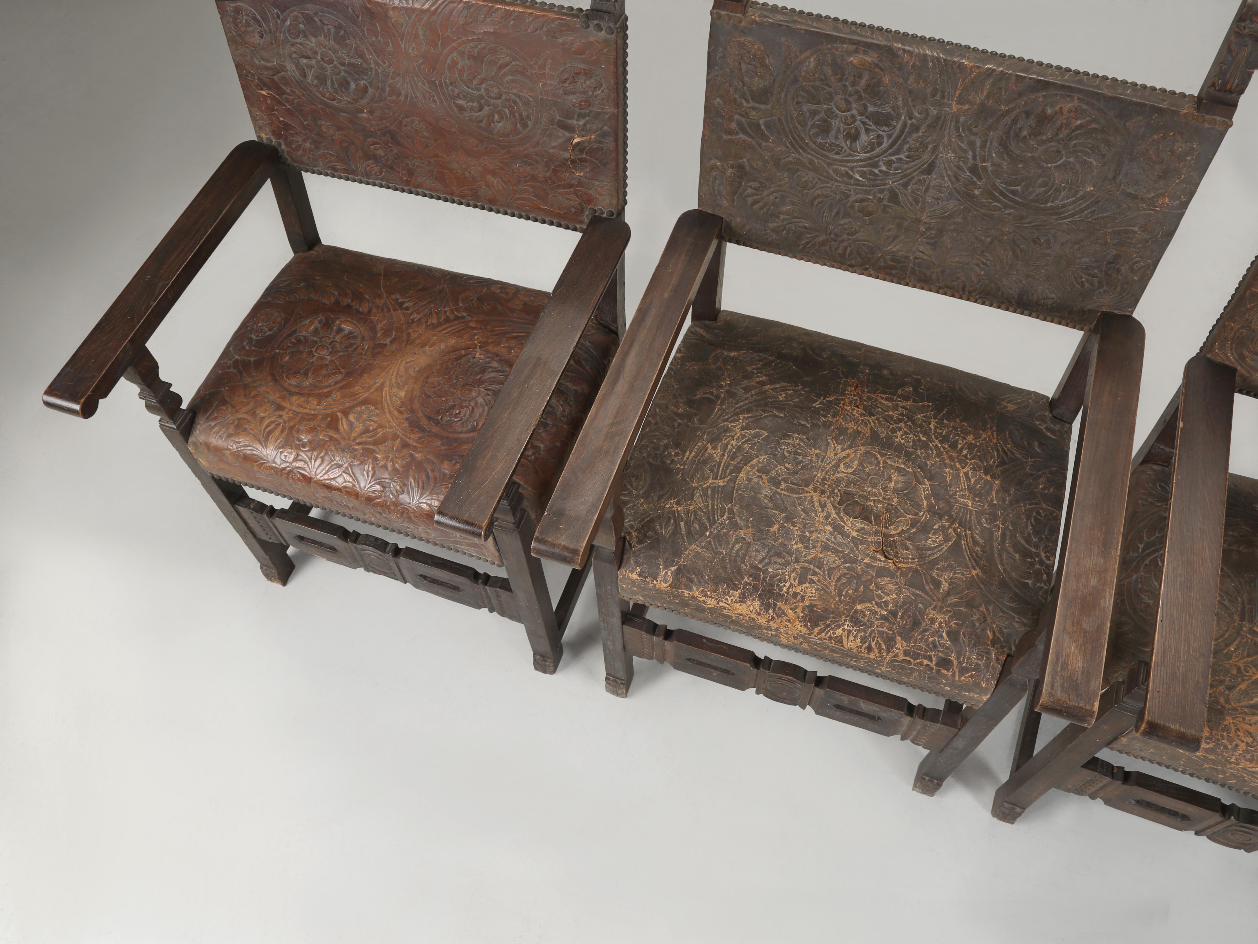 Antiker Satz (4) spanischer Esszimmerstühle aus bearbeitetem Leder, restauriert im Zustand „Gut“ im Angebot in Chicago, IL