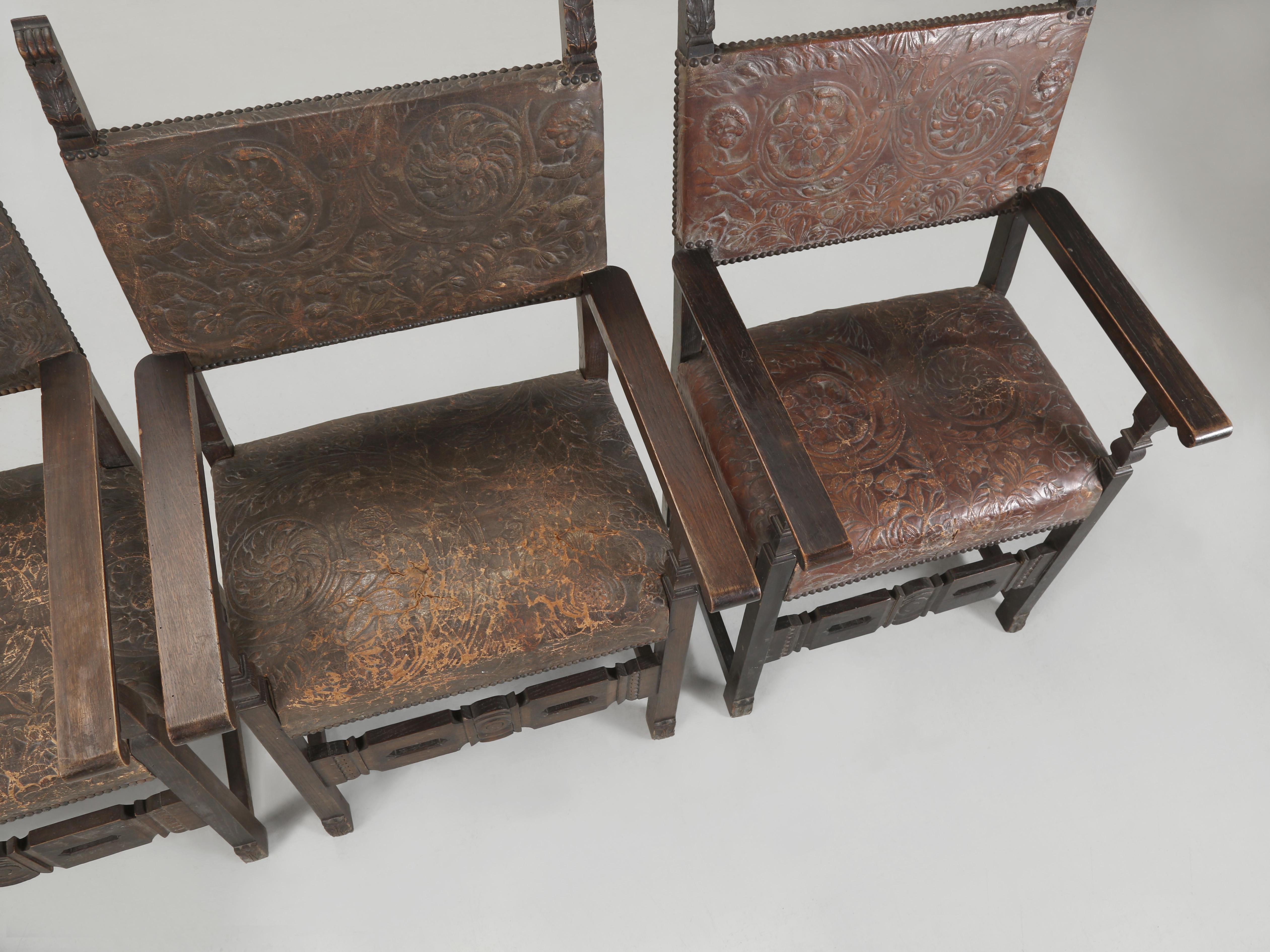 Antiker Satz (4) spanischer Esszimmerstühle aus bearbeitetem Leder, restauriert (Frühes 20. Jahrhundert) im Angebot