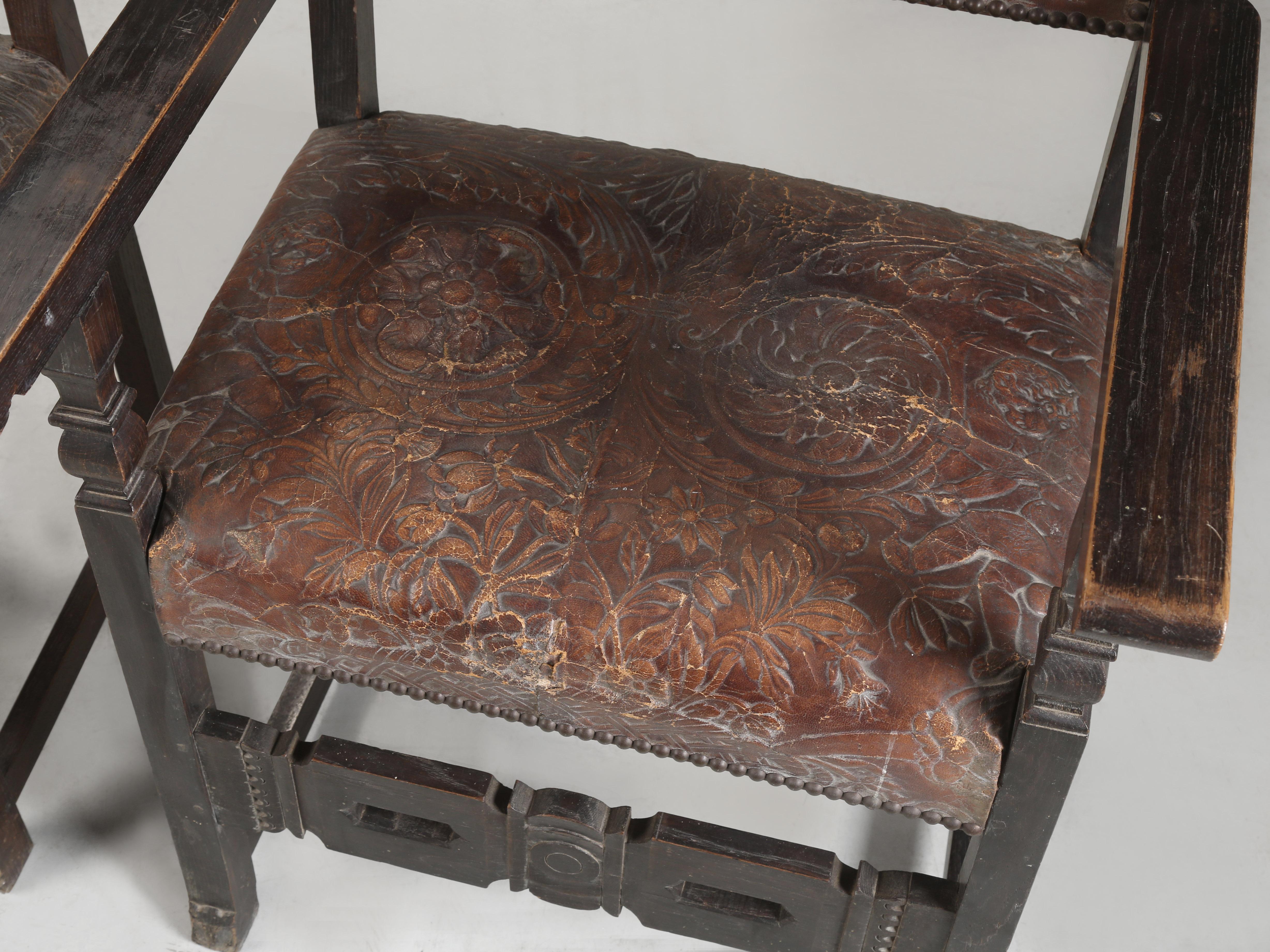 Antiker Satz (4) spanischer Esszimmerstühle aus bearbeitetem Leder, restauriert im Angebot 1