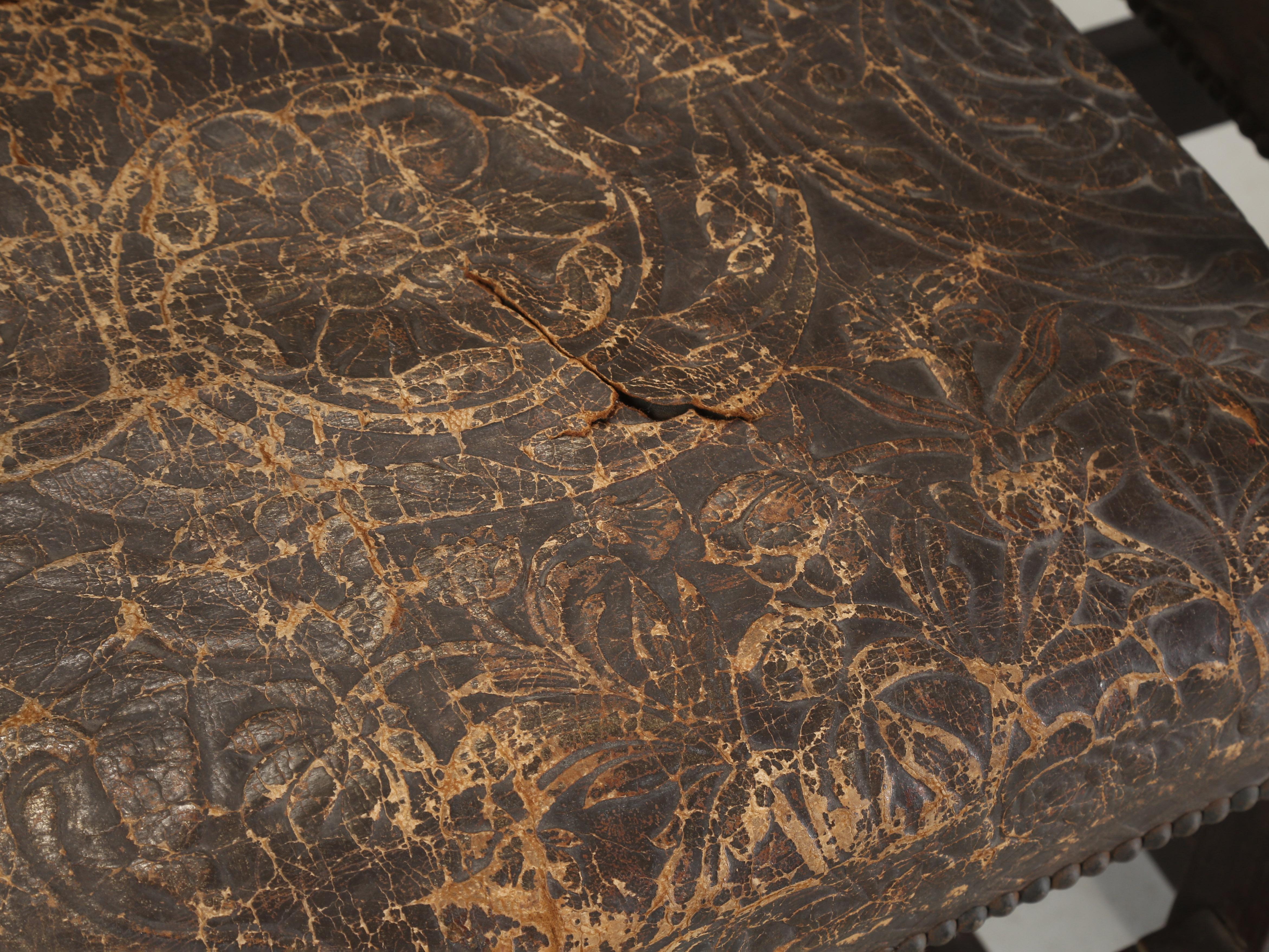 Antiker Satz (4) spanischer Esszimmerstühle aus bearbeitetem Leder, restauriert im Angebot 2