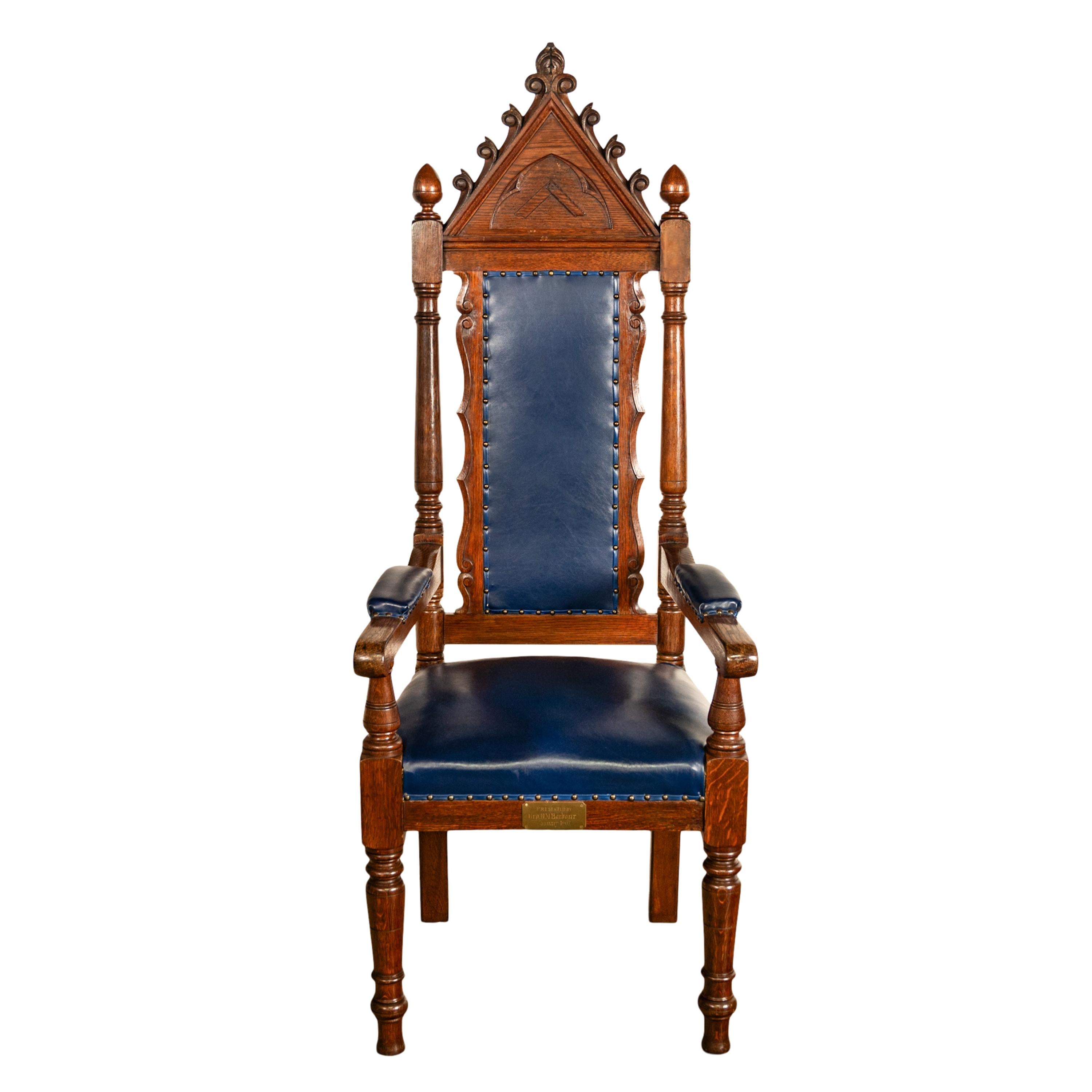 Néo-gothique Ensemble antique de 5 chaises trônes irlandaises maçonniques de style néo-gothique en chêne et cuir 1900