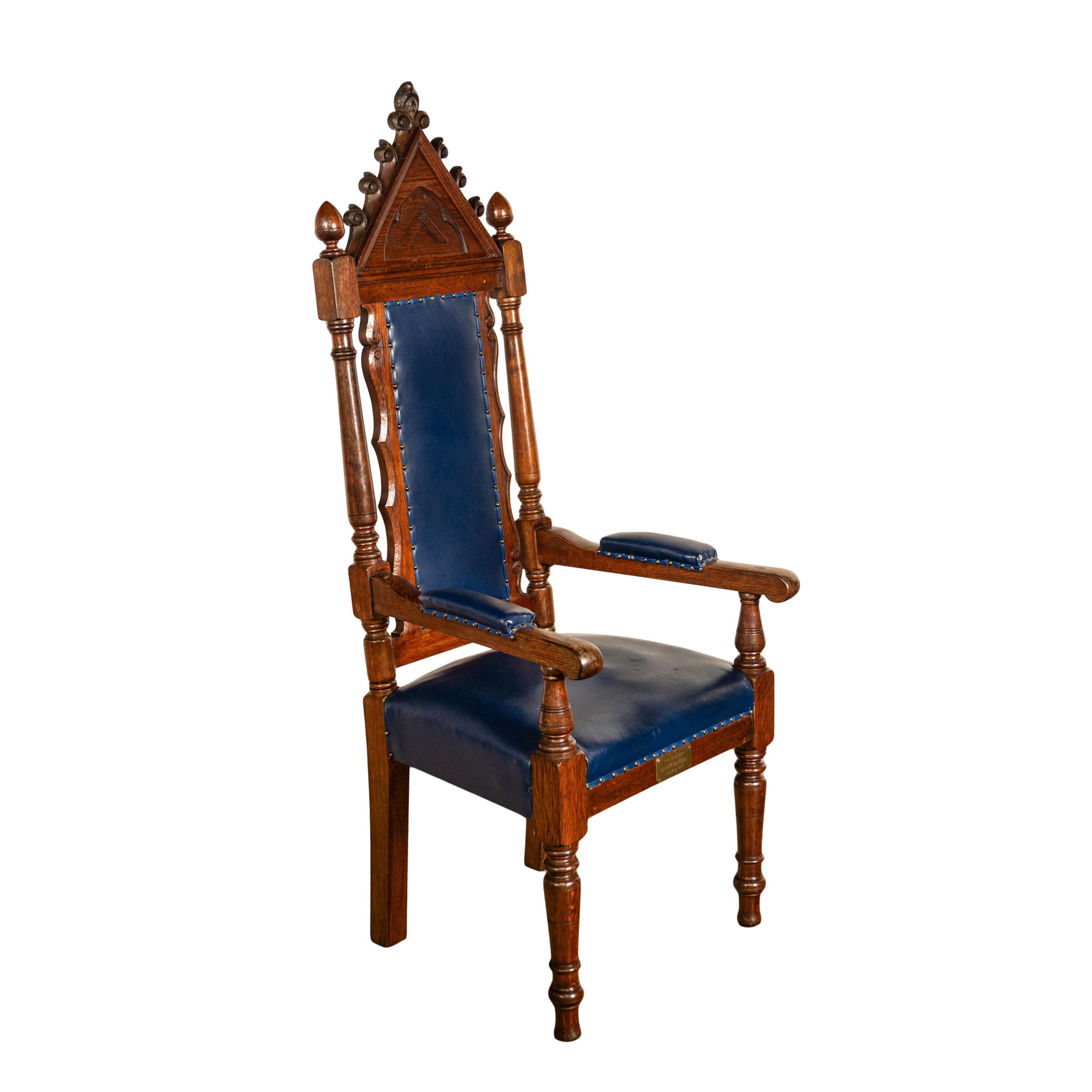Sculpté Ensemble antique de 5 chaises trônes irlandaises maçonniques de style néo-gothique en chêne et cuir 1900