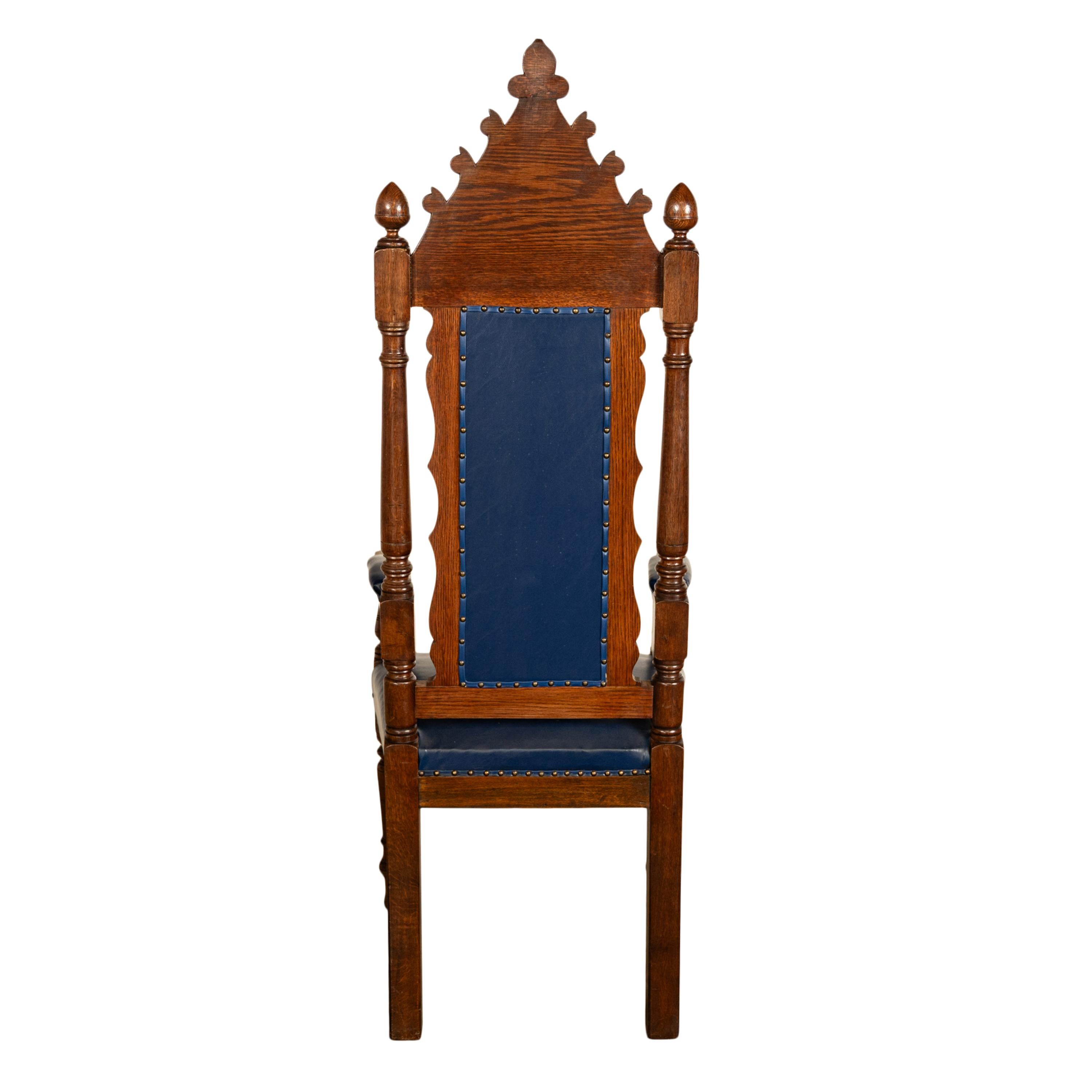 Ensemble antique de 5 chaises trônes irlandaises maçonniques de style néo-gothique en chêne et cuir 1900 Bon état à Portland, OR
