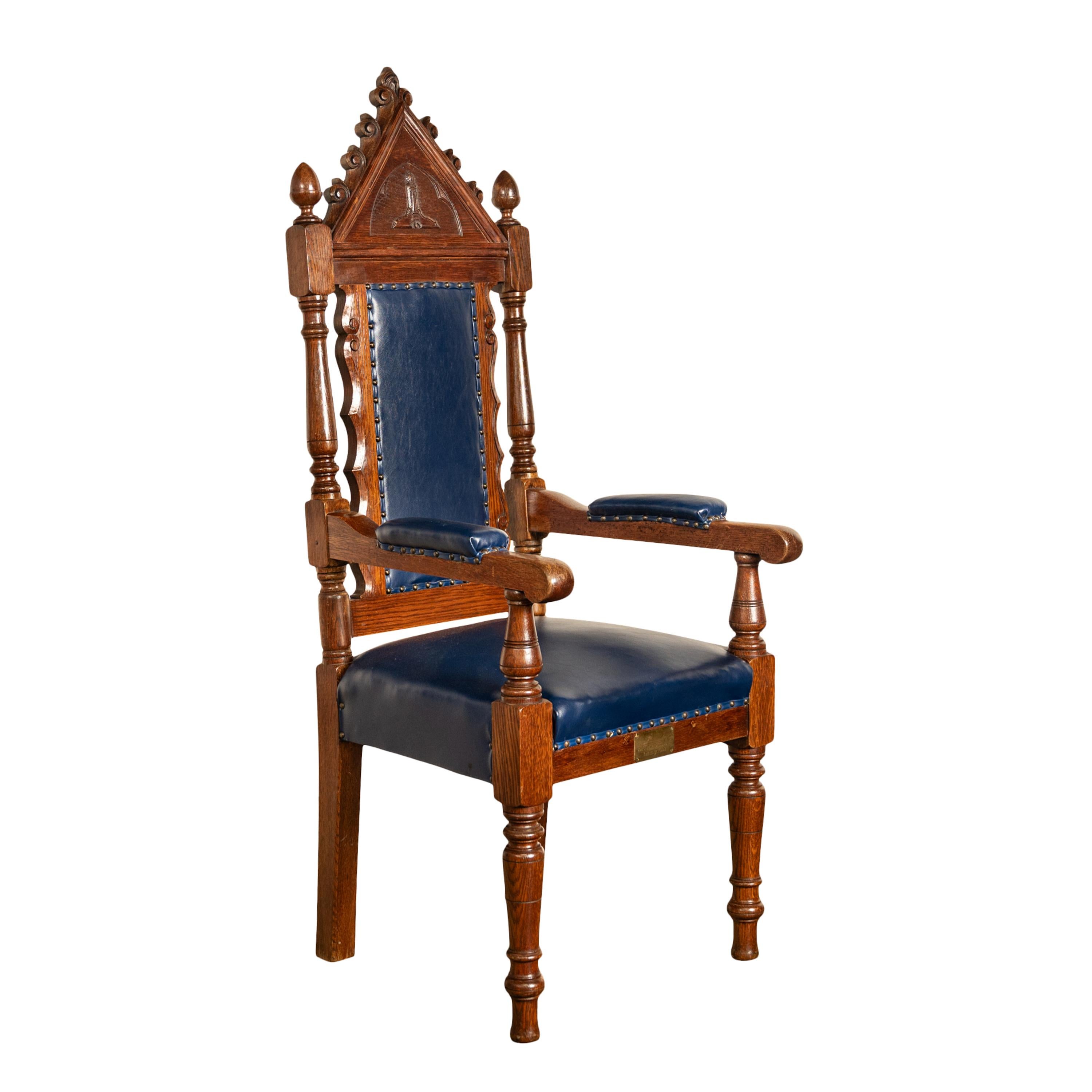 Ensemble antique de 5 chaises trônes irlandaises maçonniques de style néo-gothique en chêne et cuir 1900 1