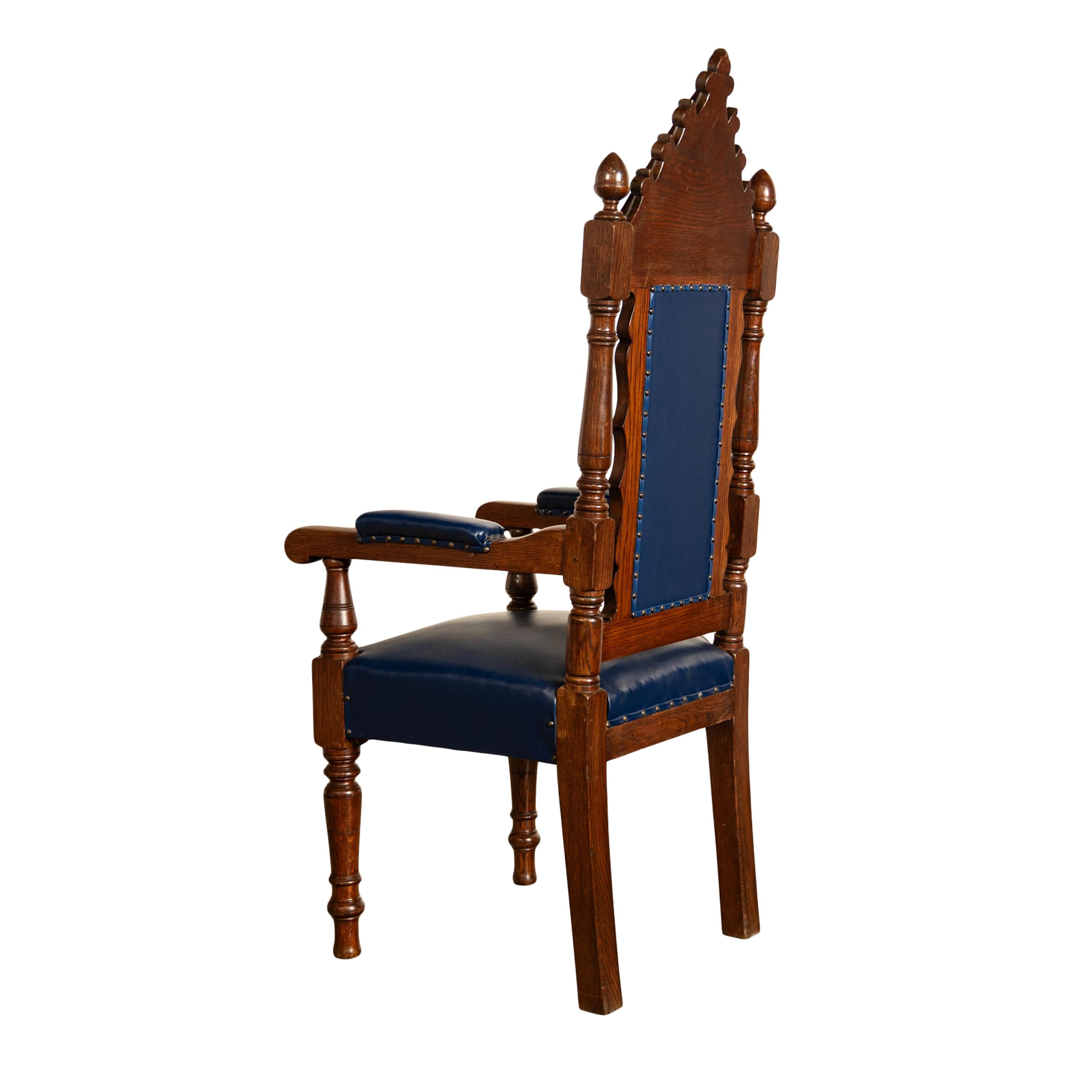 Ensemble antique de 5 chaises trônes irlandaises maçonniques de style néo-gothique en chêne et cuir 1900 2