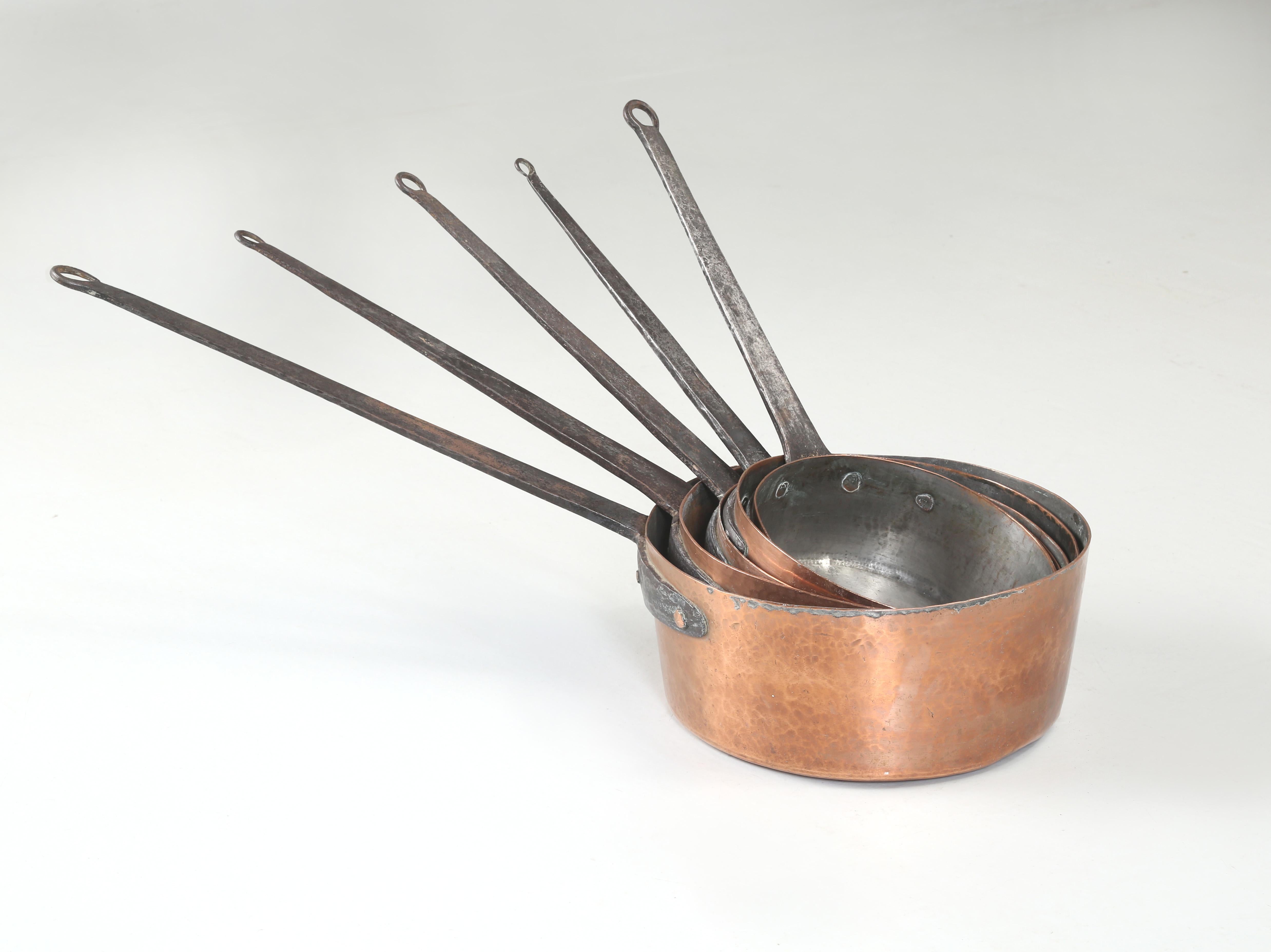Antique French Set di 5 pentole in rame graduate del 1800 che farebbero un figurone in una cucina in stile country. Appendi le pentole in rame antico alla parete o a una rastrelliera sospesa sull'isola della cucina. Infatti, tra qualche mese