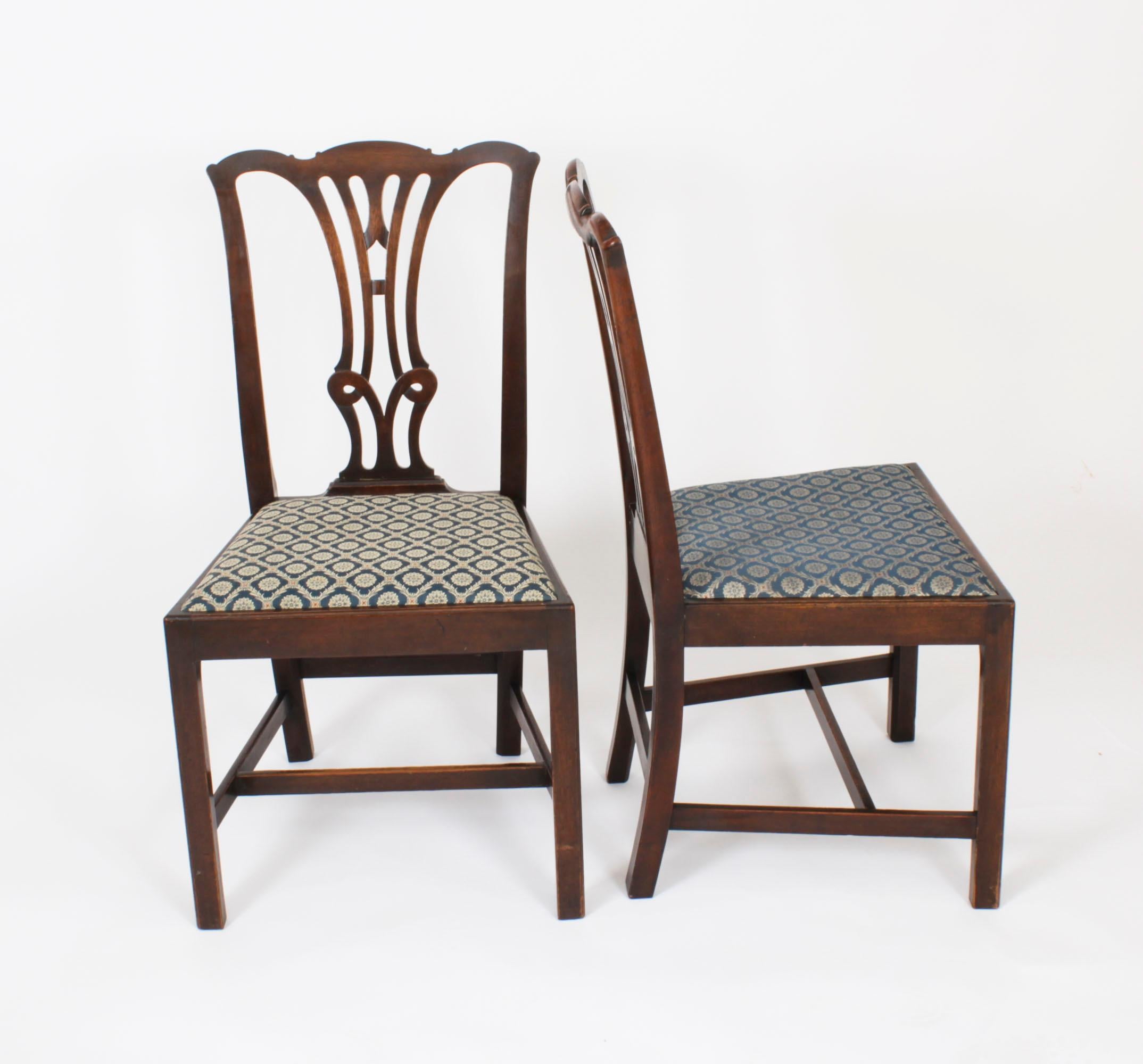 Un magnifique ensemble Harlequin de six chaises de salle à manger Chippendale Revival en acajou massif, datant du milieu du 19e siècle.
 
Elles ont été fabriquées en acajou massif sculpté à la main. Chacune d'entre elles possède un dossier à