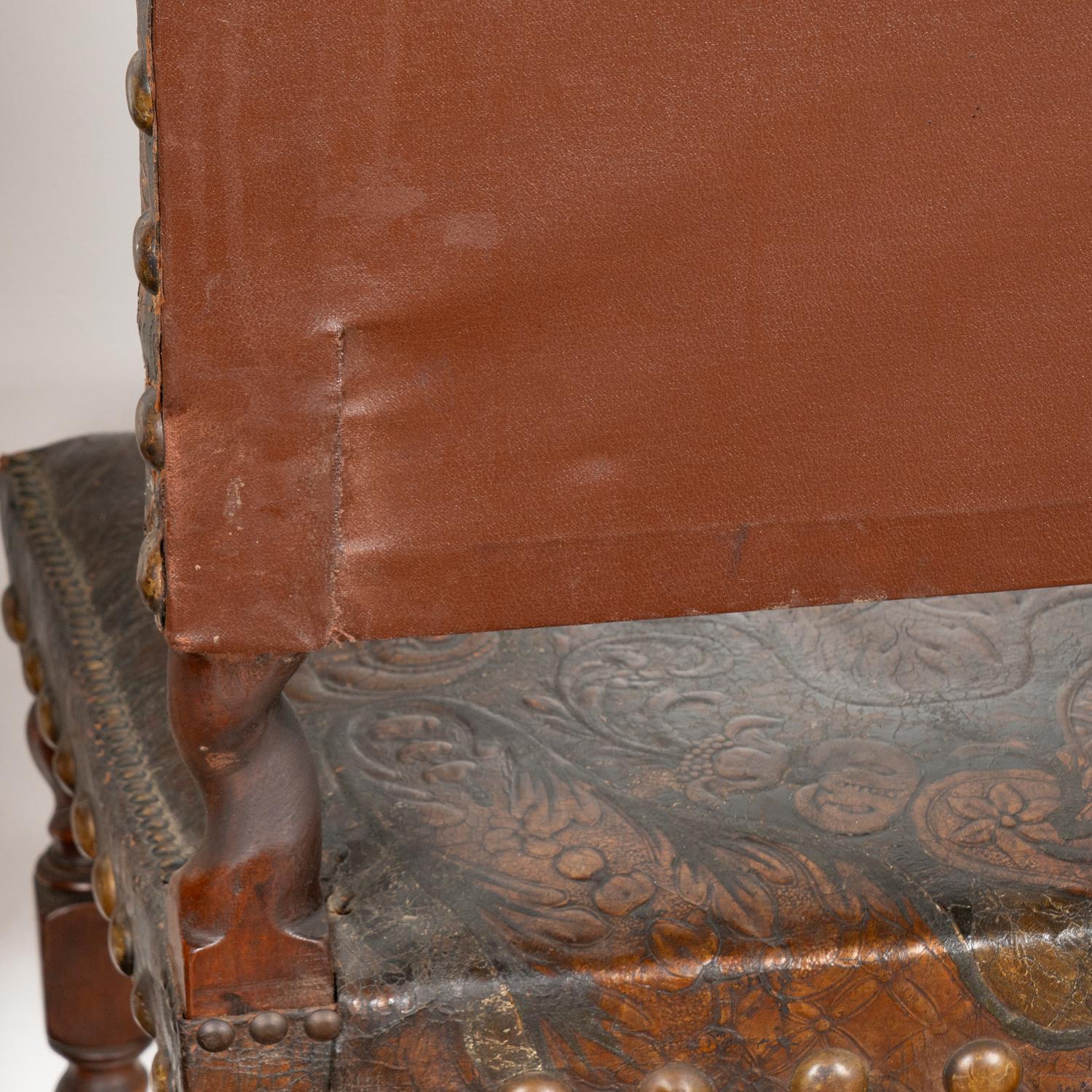 Antiker Satz von 6 geprägten und bemalten Leder-Esszimmerstühlen, um 1860-80 im Angebot 3
