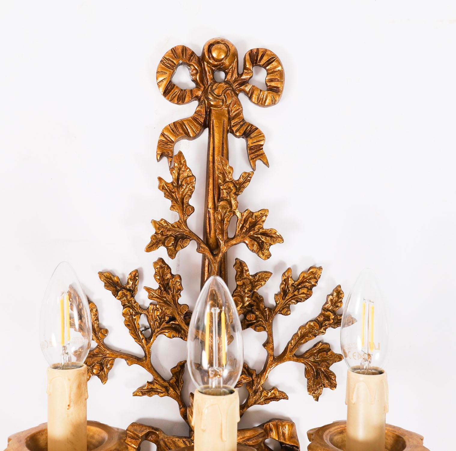 Antique Ensemble de 6 appliques en bronze doré à 3 branches de style néo-louisianais 20ème siècle en vente 9