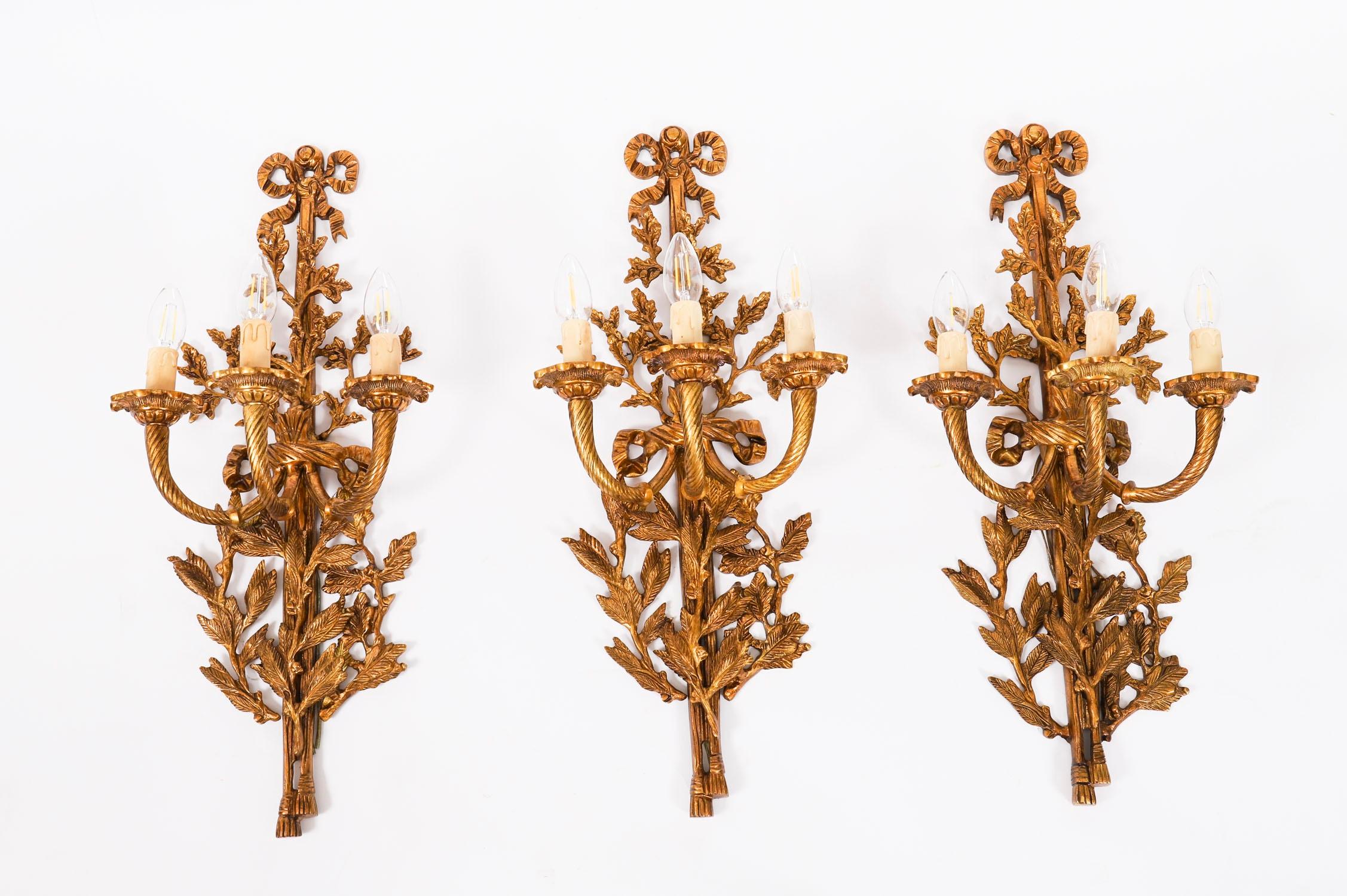 Anglais Antique Ensemble de 6 appliques en bronze doré à 3 branches de style néo-louisianais 20ème siècle en vente