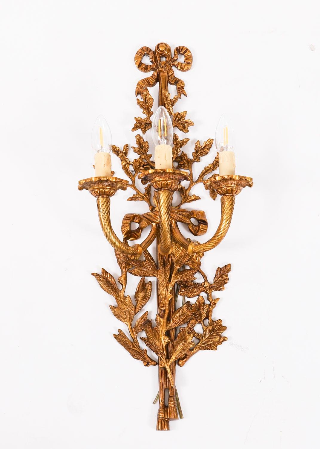 20ième siècle Antique Ensemble de 6 appliques en bronze doré à 3 branches de style néo-louisianais 20ème siècle en vente