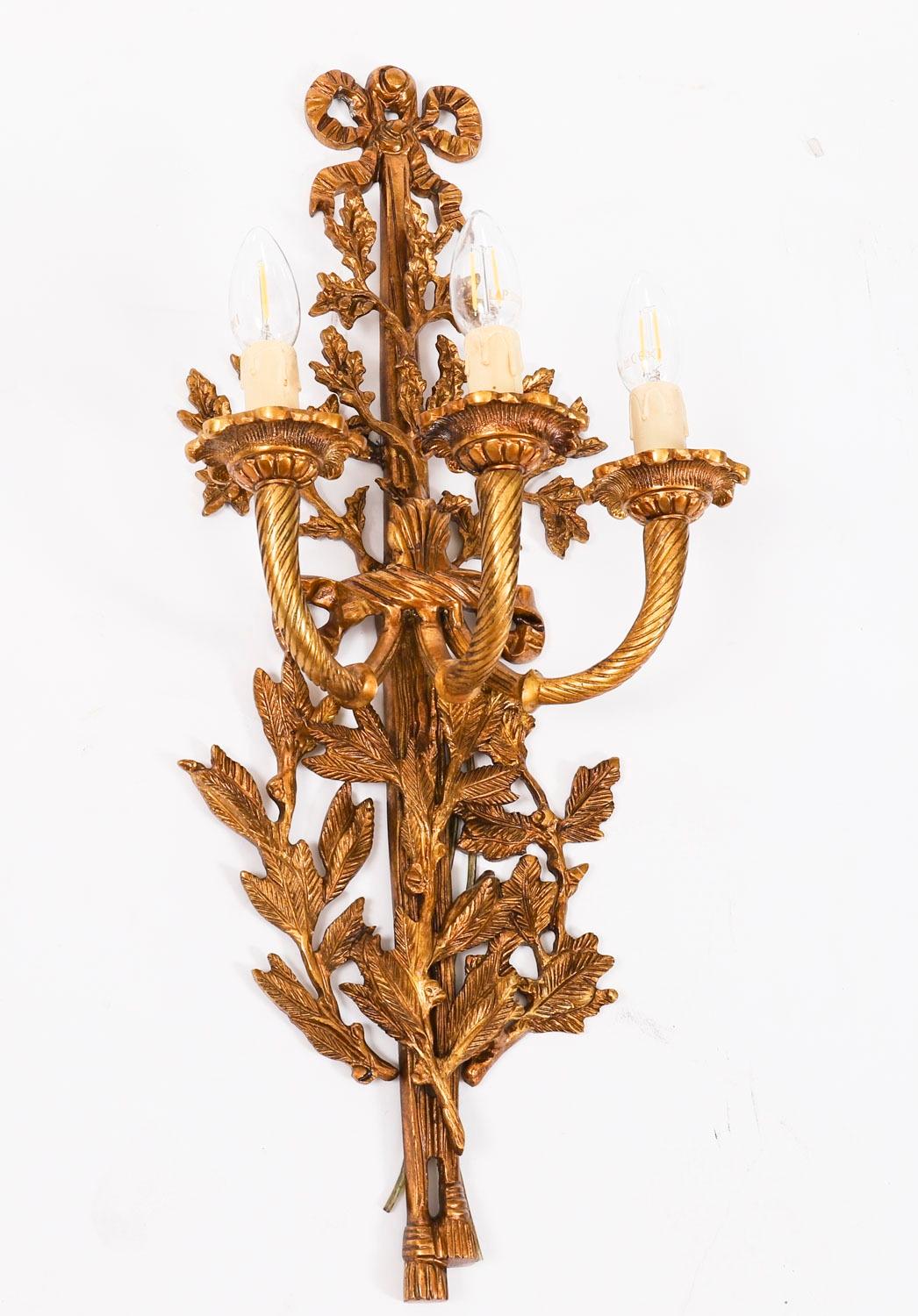 Bronze doré Antique Ensemble de 6 appliques en bronze doré à 3 branches de style néo-louisianais 20ème siècle en vente