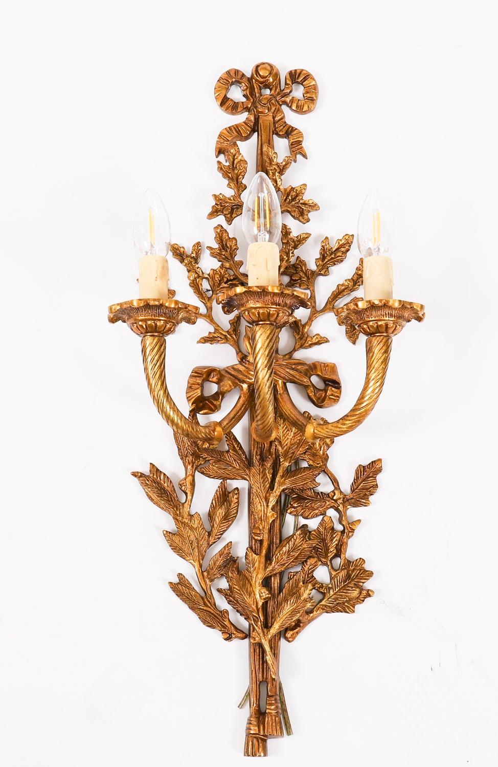 Antique Ensemble de 6 appliques en bronze doré à 3 branches de style néo-louisianais 20ème siècle en vente 3