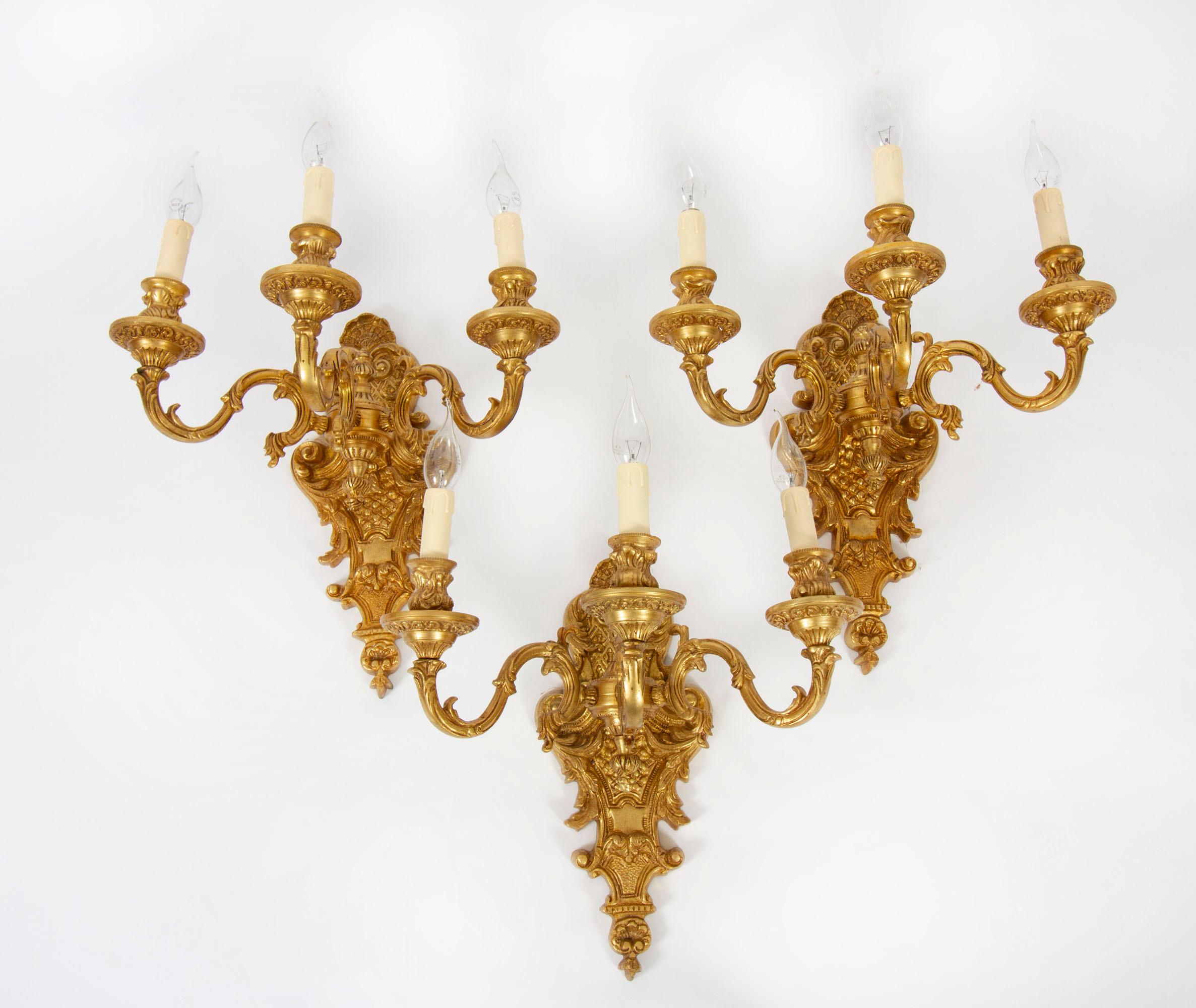 Il s'agit d'un bel ensemble de six appliques anciennes en bronze doré de style Louis Revival, datant d'environ 1920.
 
Les lampes sont dotées de bras à volutes avec des gouttières en forme de fleurs, les centres effilés sont surmontés d'un couvercle