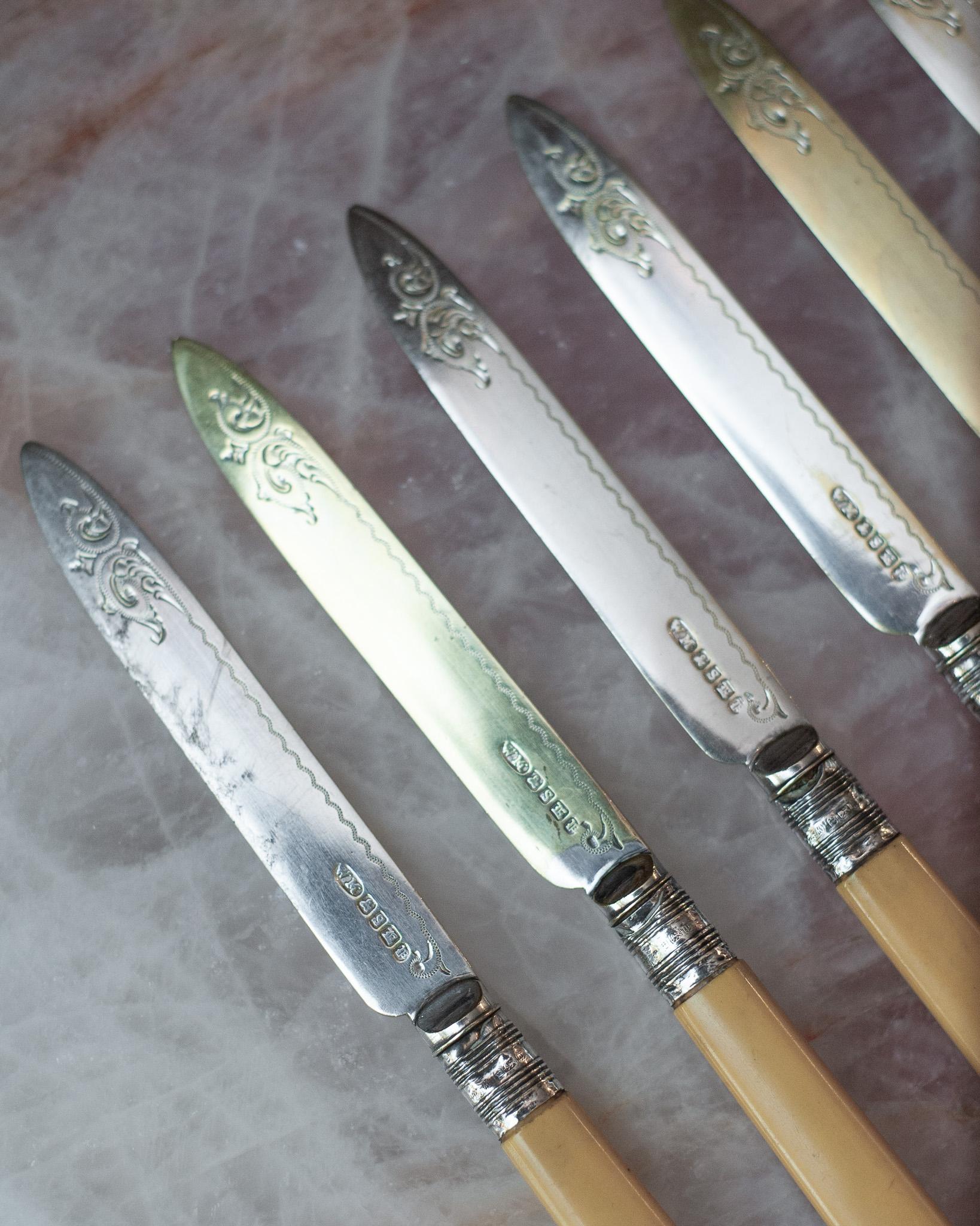 Inglese Antico set di 6 coltelli Sheffield con manici in bachelite e ghiere in argento in vendita