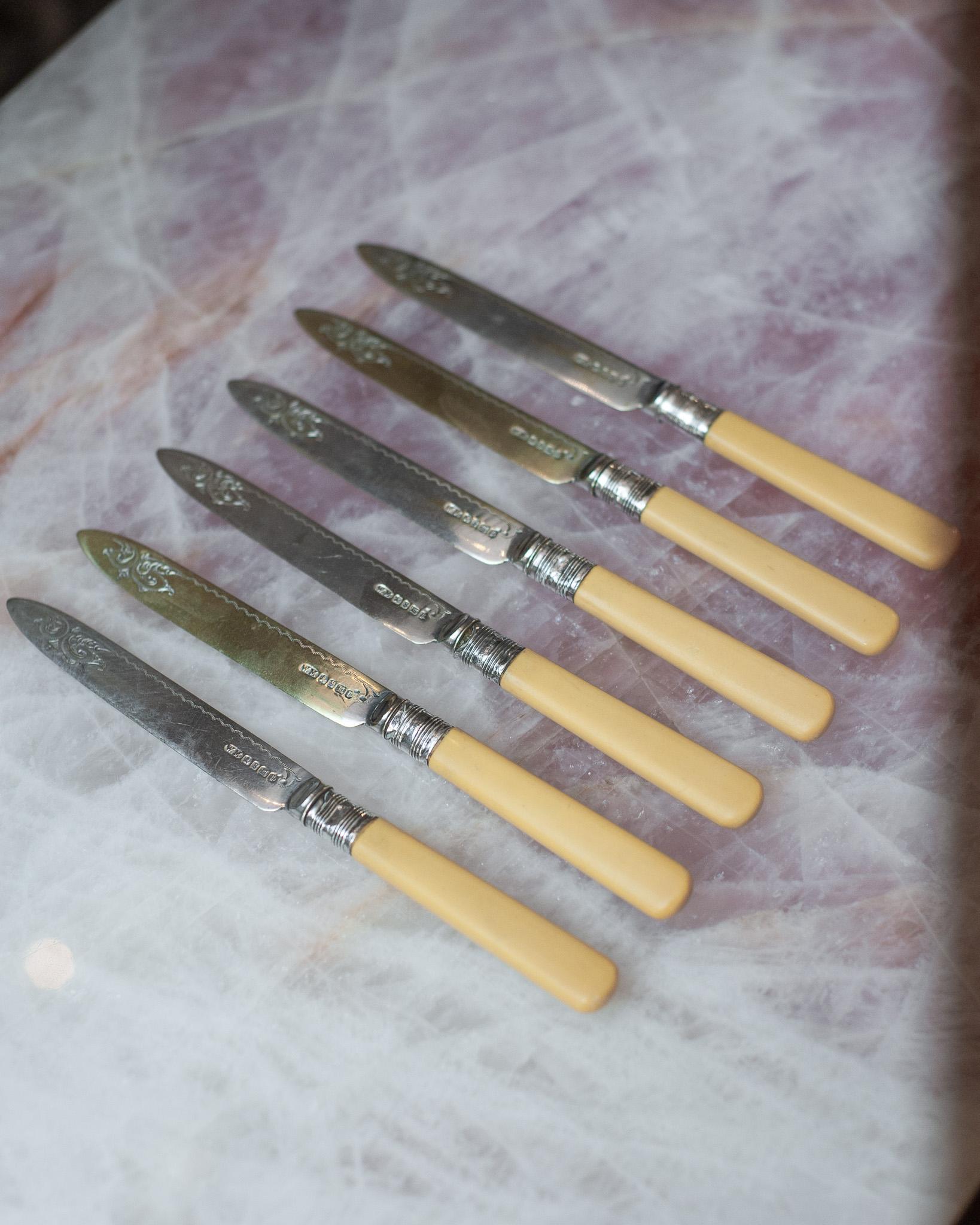 Antico set di 6 coltelli Sheffield con manici in bachelite e ghiere in argento In condizioni discrete in vendita a Toronto, ON