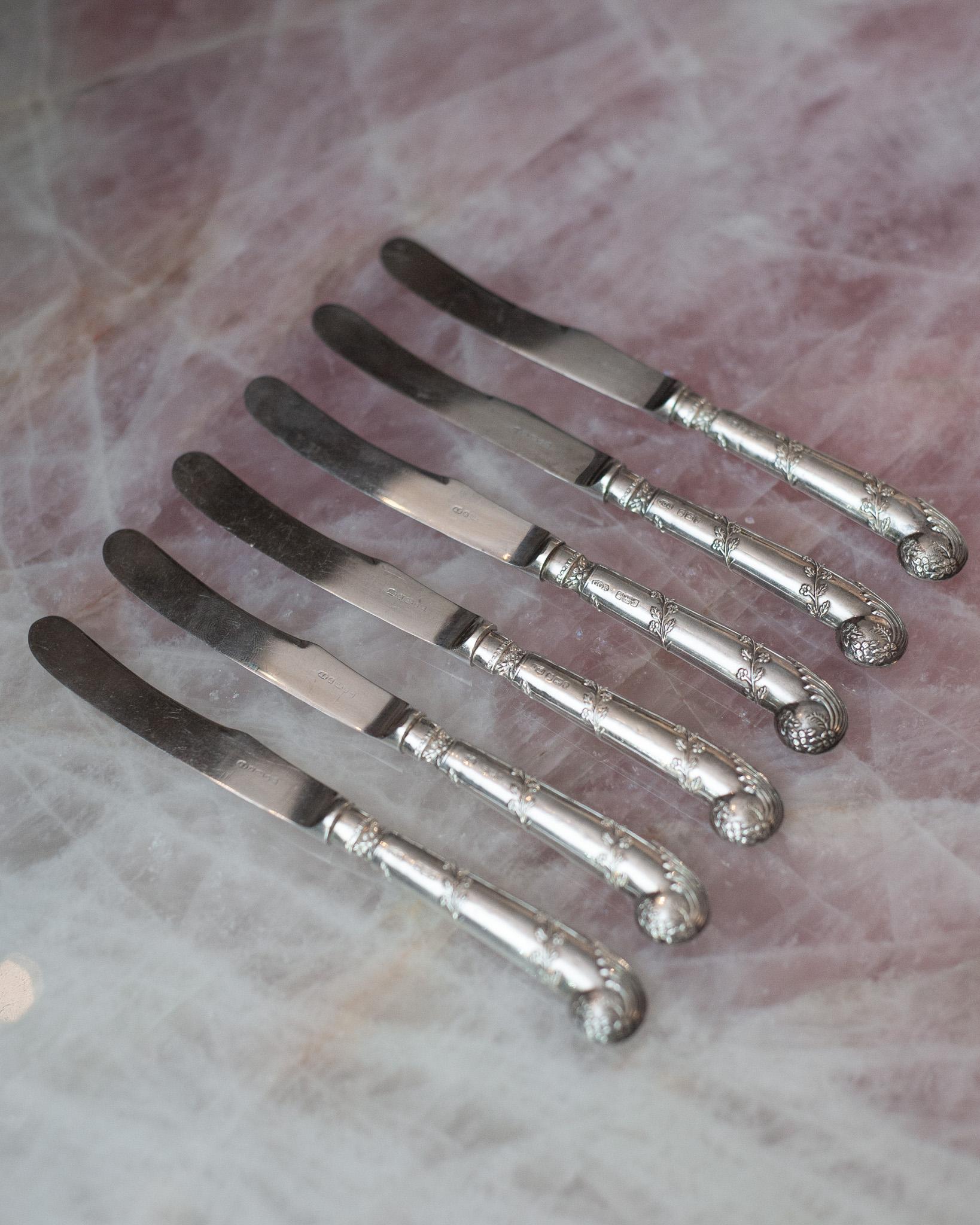 Ensemble ancien de 6 couteaux à beurre en argent sterling Sheffield avec poignées pistolet Bon état - En vente à Toronto, ON