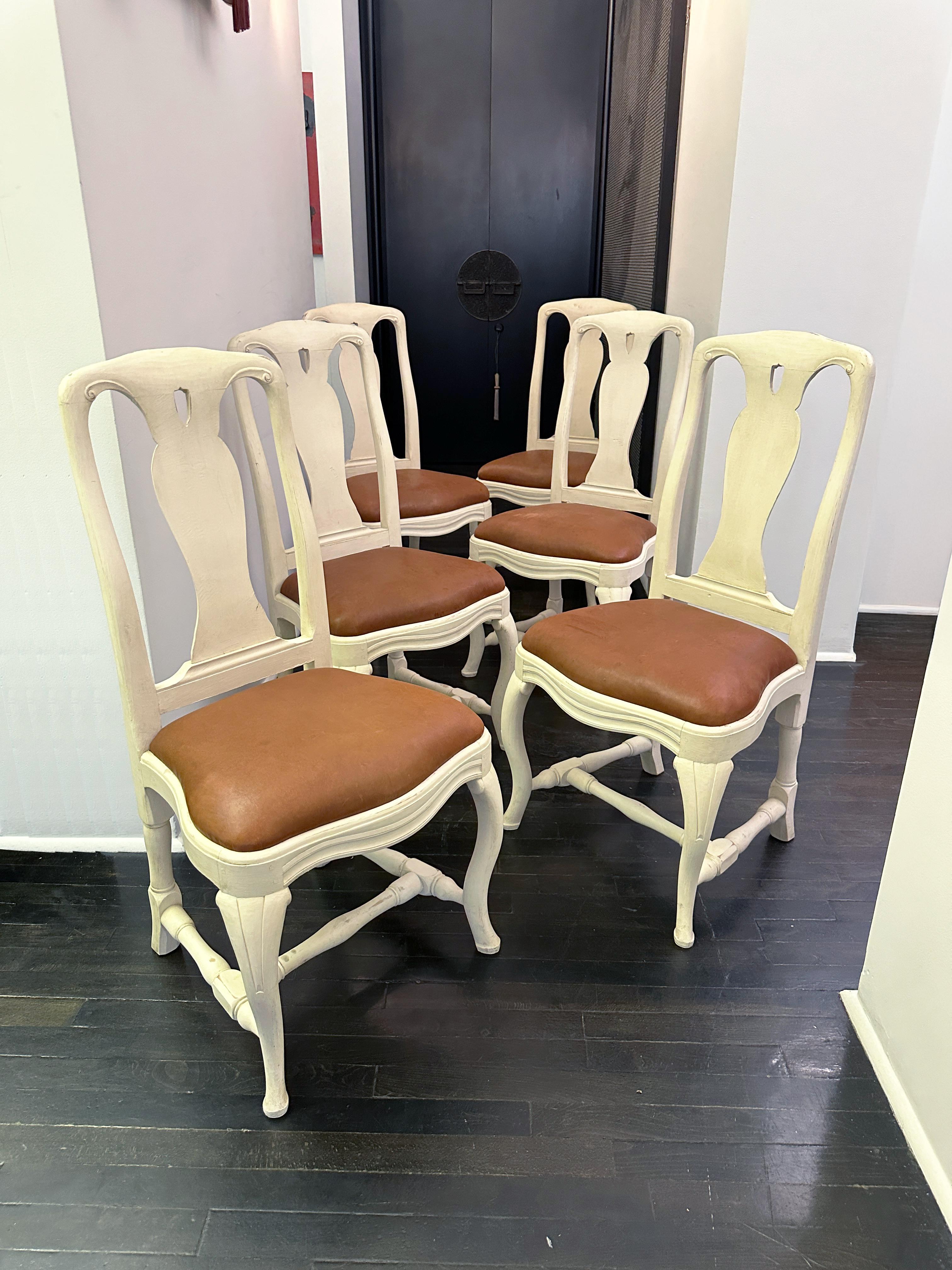 Satz von 6 barocken, schwedischen Gustavianischen Esszimmerstühlen. Mit braunem Leder gepolstert und in einem hellen Cremeweiß lackiert. 

Eigentum des geschätzten Innenarchitekten Juan Montoya. Juan Montoya ist einer der renommiertesten und