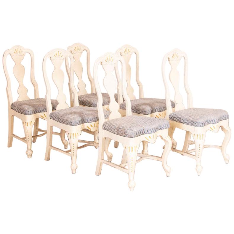 Ensemble ancien de 6 chaises de salle à manger peintes en blanc de Suède en vente