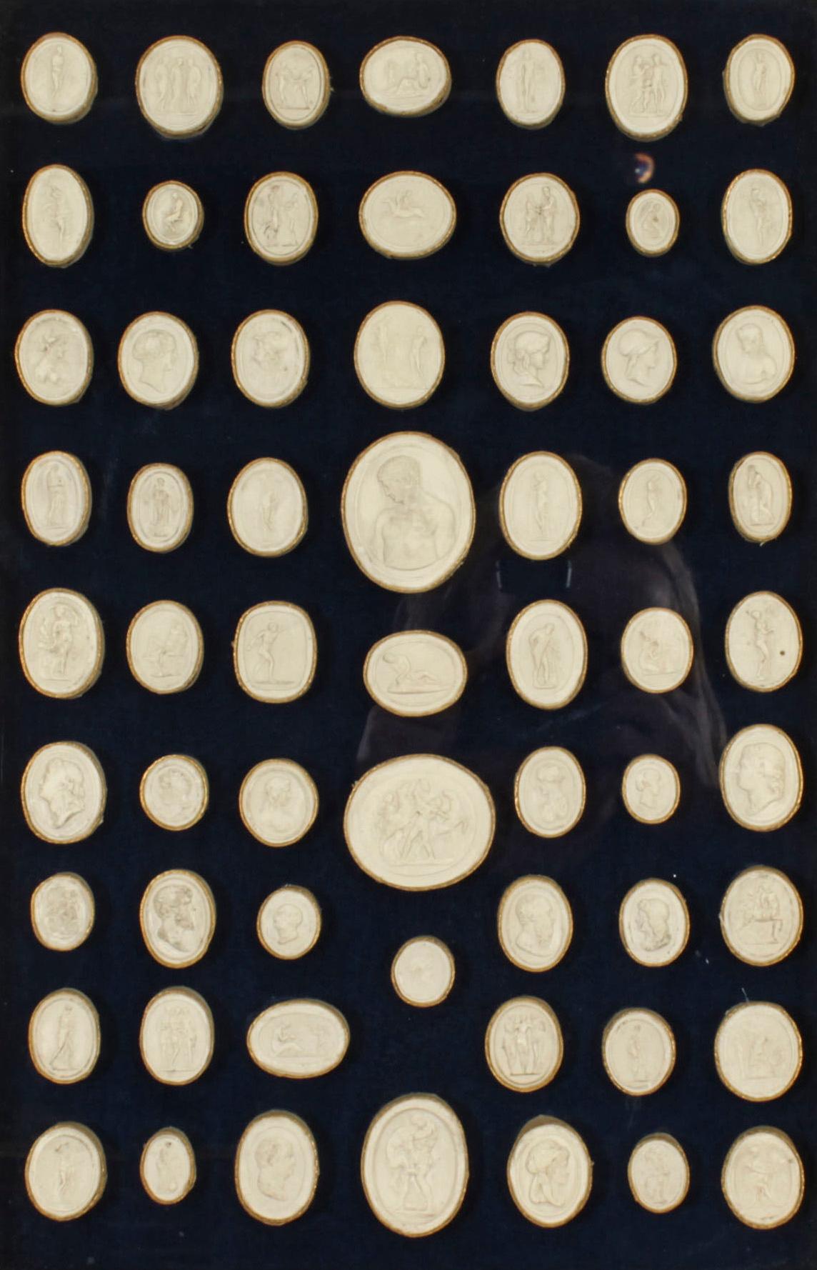 Un élégant cadre en bois doré renfermant soixante-trois intailles de Giovanni Liberotti du Grand Tour datant du début du XIXe siècle.
  
Les intailles en plâtre de forme ovale représentent des sujets issus principalement de l'Antiquité classique. 
 