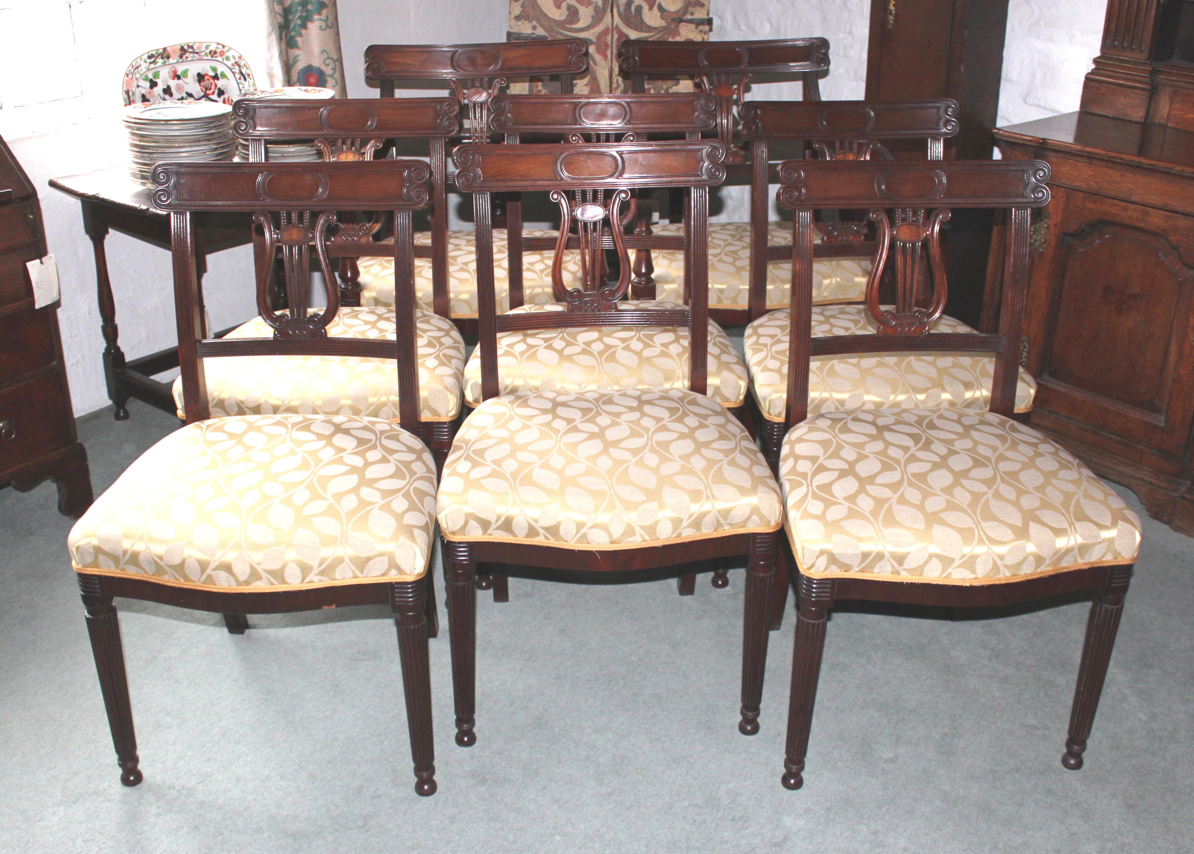 Un bel ensemble de 8 chaises de salle à manger Regency en acajou avec un dossier en forme de lyre et des pieds anglés ; bonne taille - probablement un peu plus tard dans la date que leur conception suggère

Les deux fauteuils sont un peu plus