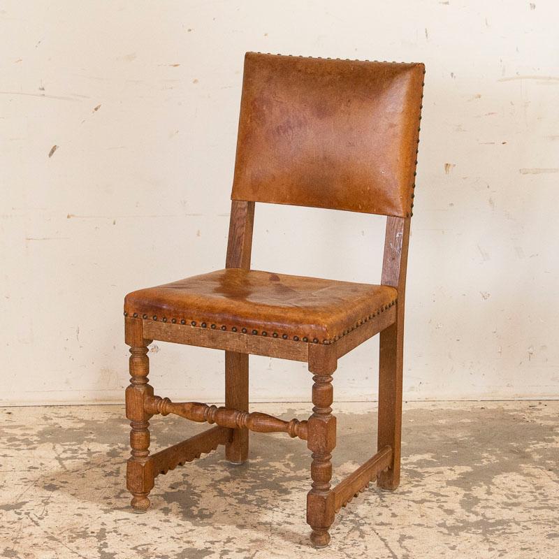 This set of 8 vintage leather dining chairs are made of oak. All the chairs have stretchers connecting the legs making them stronger and more stabile; seat height is 19