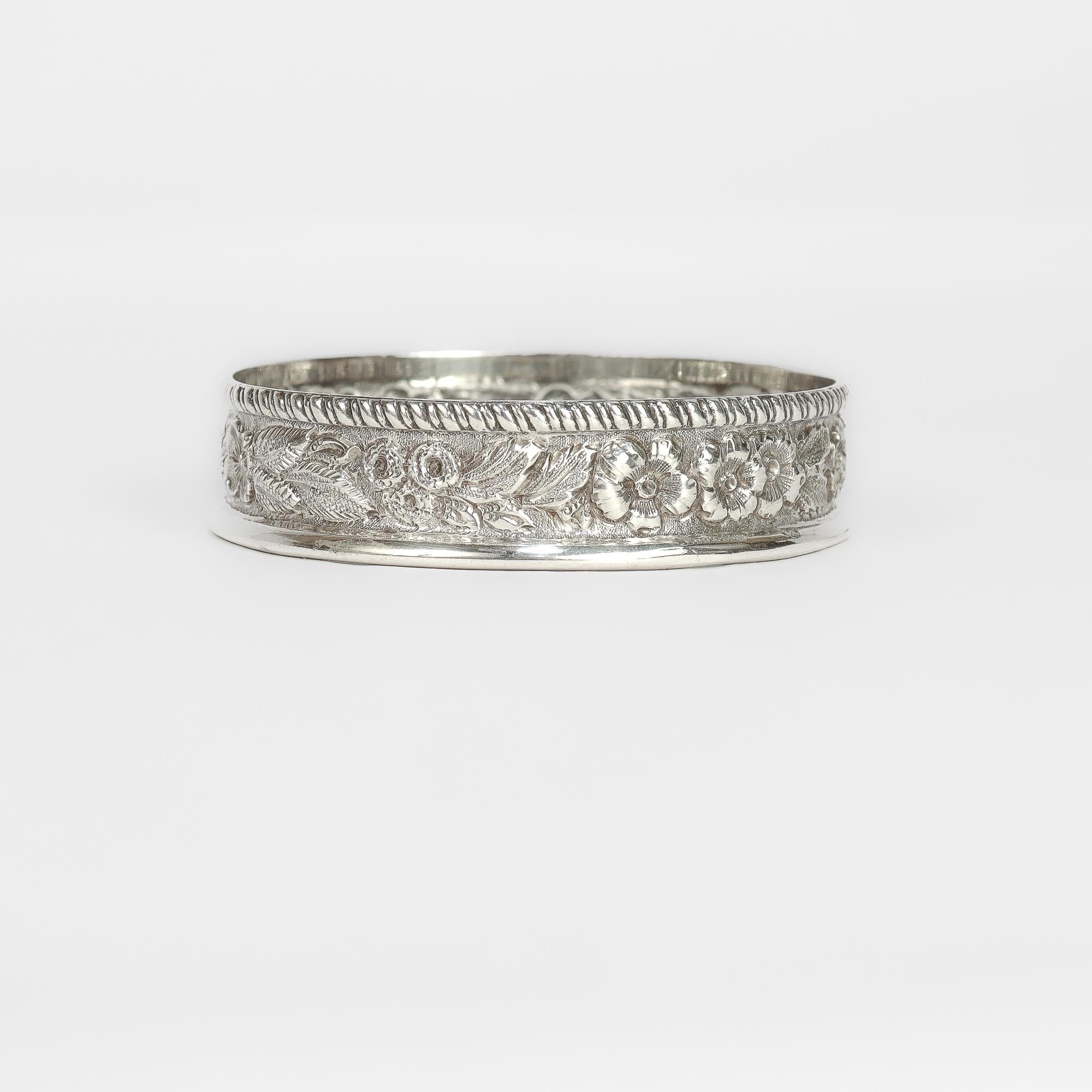 Juego antiguo de 8 posavasos S. Kirk & Son de plata repujada y cristal tallado en venta 4