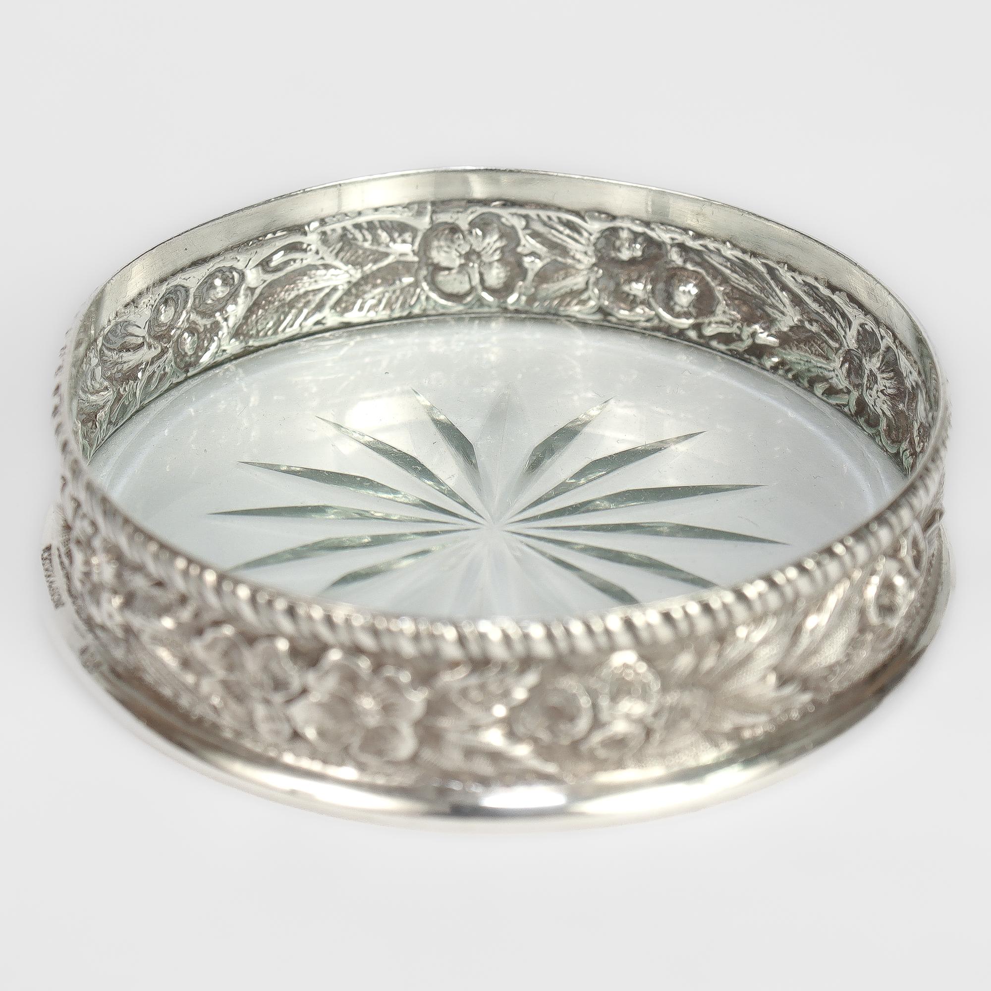 Juego antiguo de 8 posavasos S. Kirk & Son de plata repujada y cristal tallado en venta 11