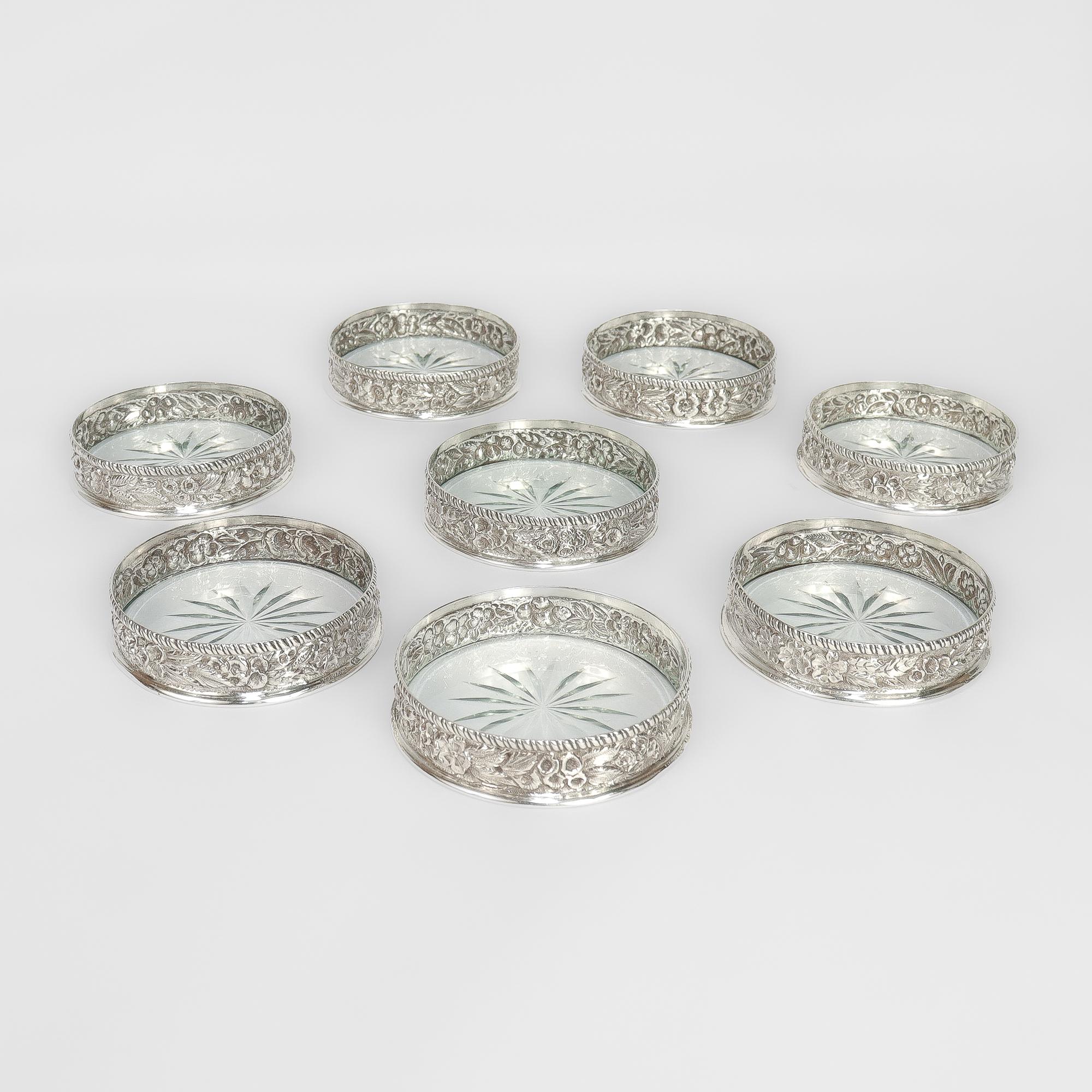 Fino juego de 8 posavasos americanos antiguos de cristal y plata.

Por Samuel Kirk & Son.

En plata de ley.

Tamaño para un vaso o taza.

Cada una con una base de cristal tallado con un estallido de estrellas en el centro y un borde de plata de ley