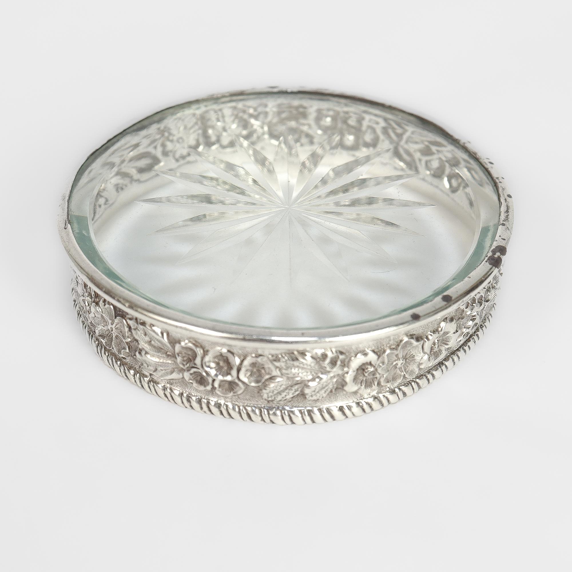 Juego antiguo de 8 posavasos S. Kirk & Son de plata repujada y cristal tallado en venta 13