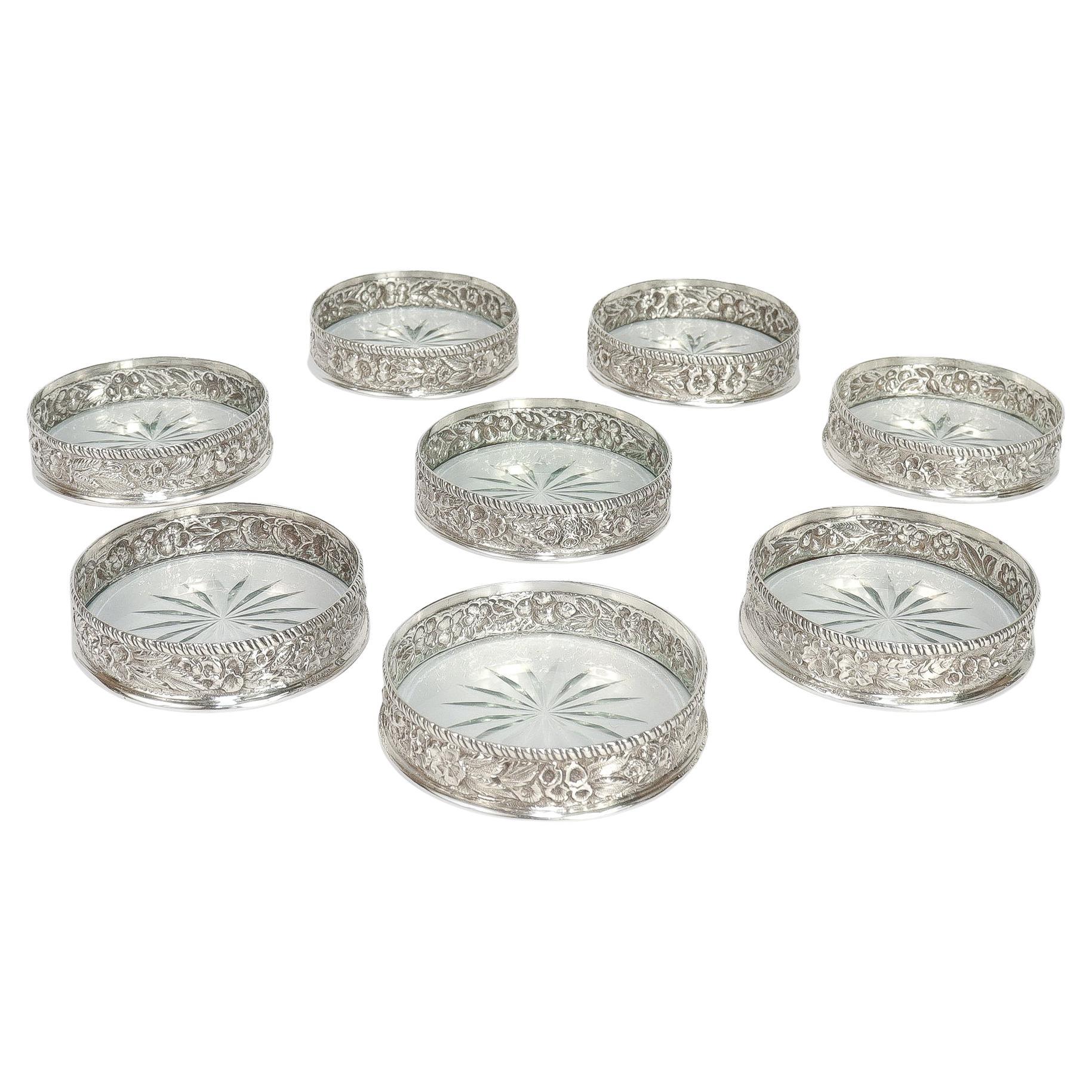 Ensemble antique de 8 sous-verres en argent sterling repoussé et verre taillé de S. Kirk & Sons