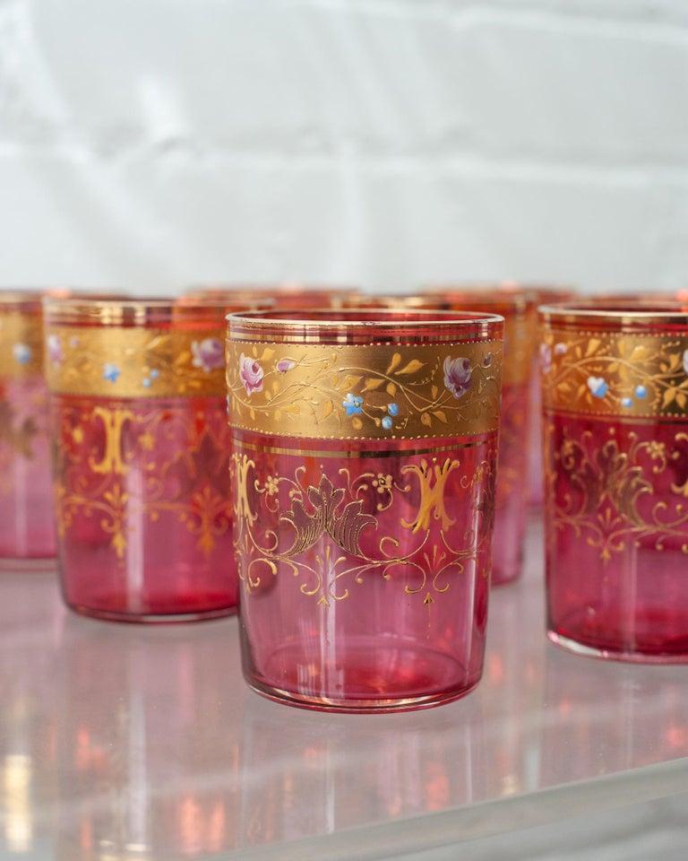 Tchèque Ensemble ancien de 9 verres à pied Moser dorés aux canneberges en vente