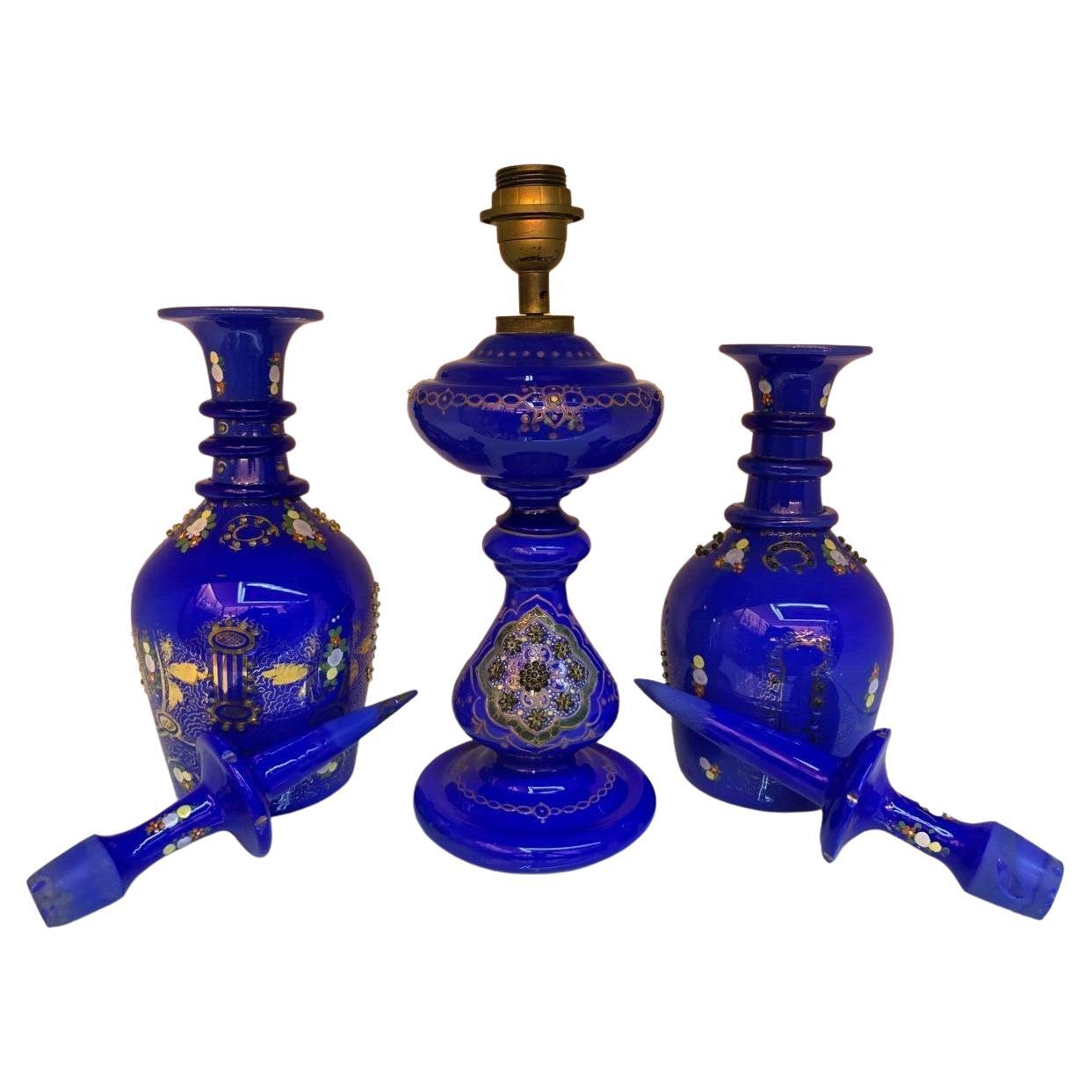 Émaillé Ensemble ancien de verres opalin émaillés bleus fabriqués pour le marché islamique, 19ème siècle en vente