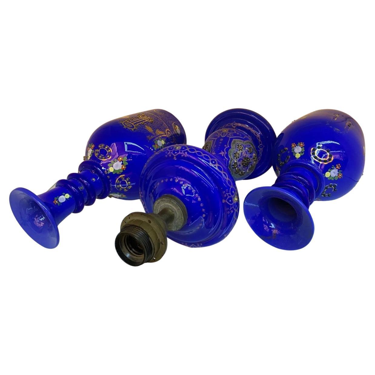 Verre opalin Ensemble ancien de verres opalin émaillés bleus fabriqués pour le marché islamique, 19ème siècle en vente