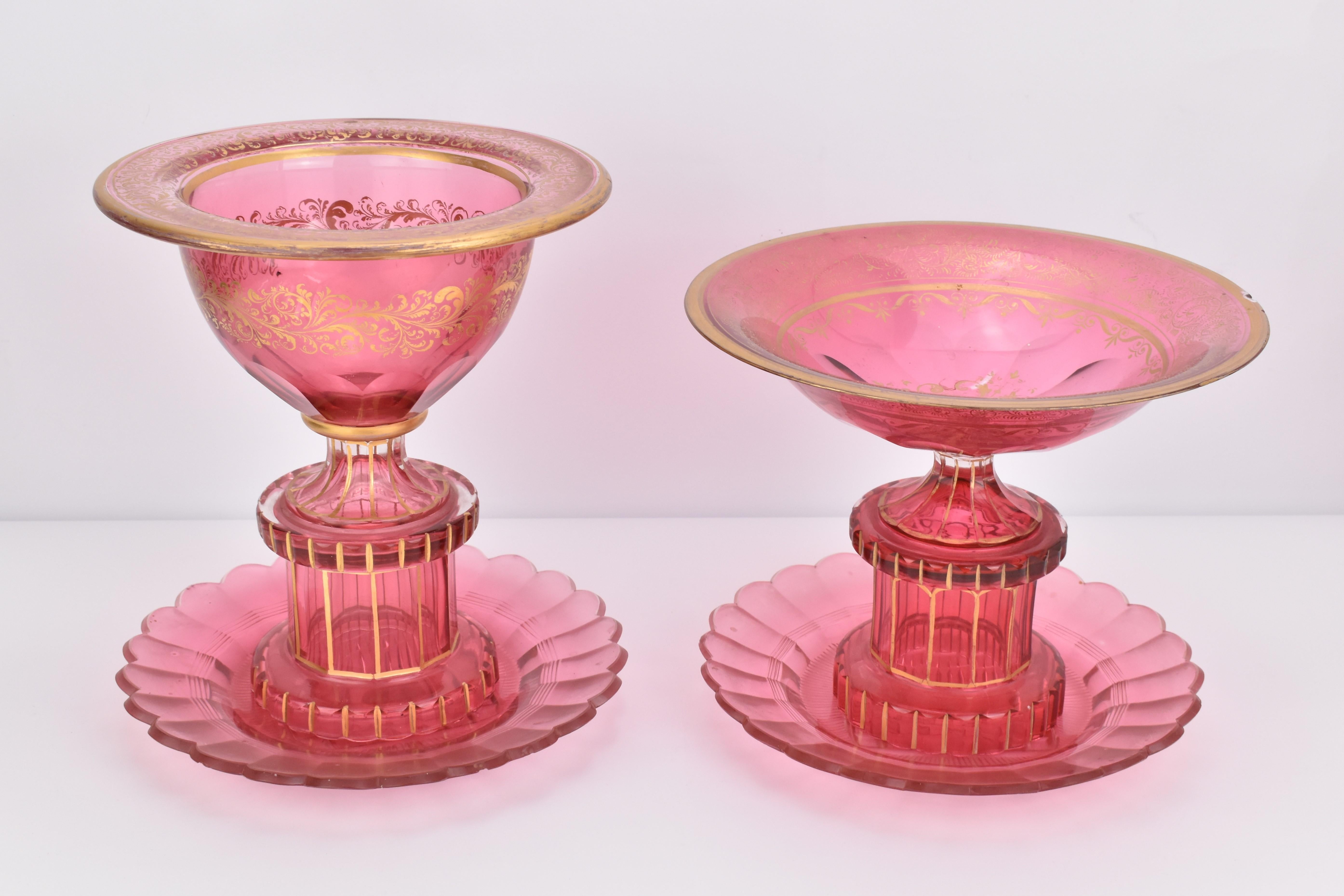 Set de 2 bols de service Tazza en verre Cranberry par Moser

2 plats de service avec assiettes assorties

Chaque bol présente un corps circulaire richement décoré sur tout le pourtour, avec une ligne continue de volutes en or mat et bruni 24 carats,