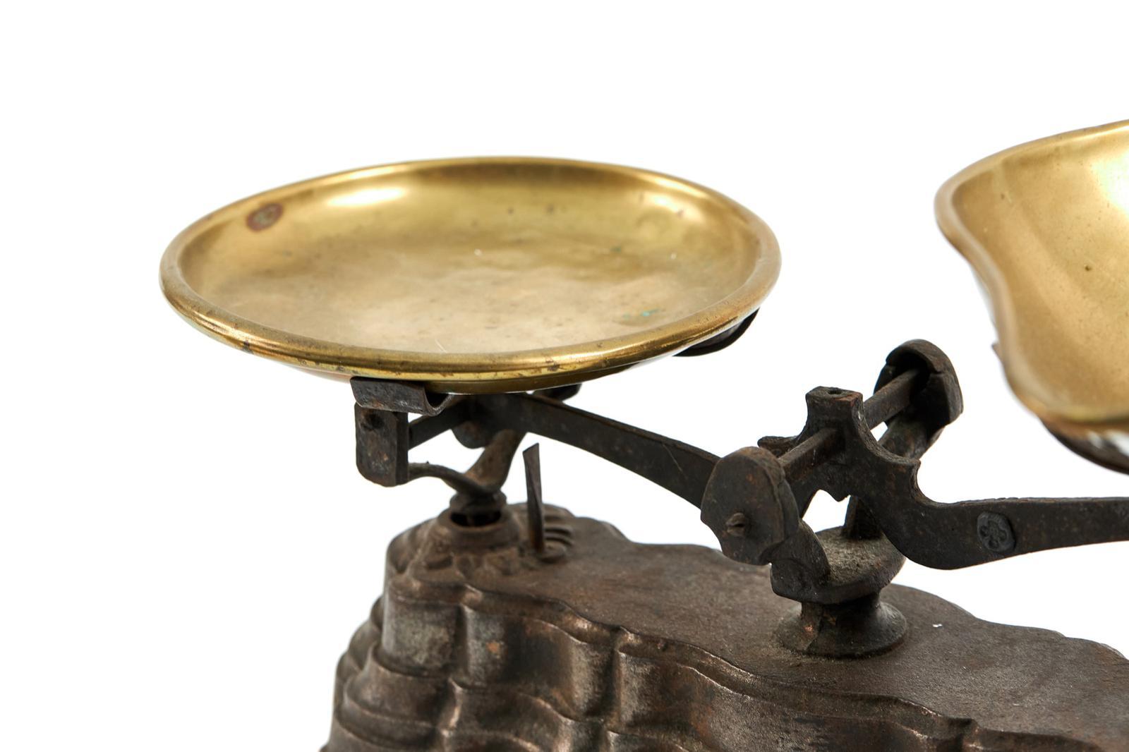Juego Antiguo De Balanzas De Cocina De Latón Y Hierro en venta 1