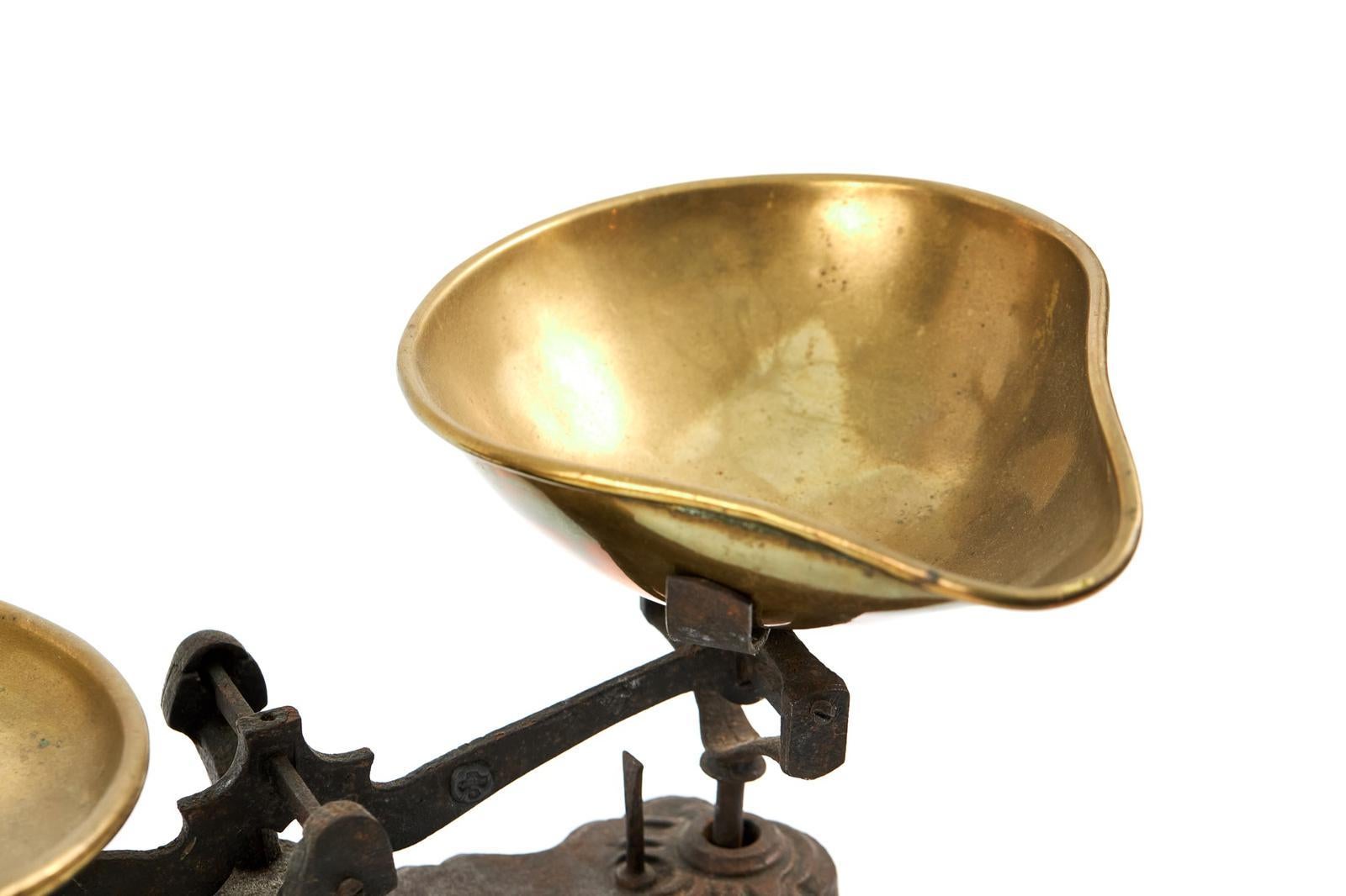 Juego Antiguo De Balanzas De Cocina De Latón Y Hierro en venta 2